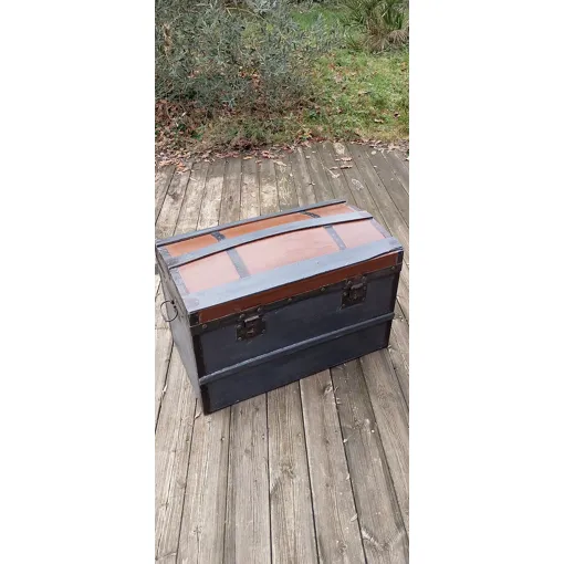 ancien coffre ou malle de voyage, en bois, restauré, couvercle bombé Bon état - 350,00 € ancien coffre ou malle de voyage, en bois, restauré, couvercle bombé Bon état reconditionné disponible sur Rakuten