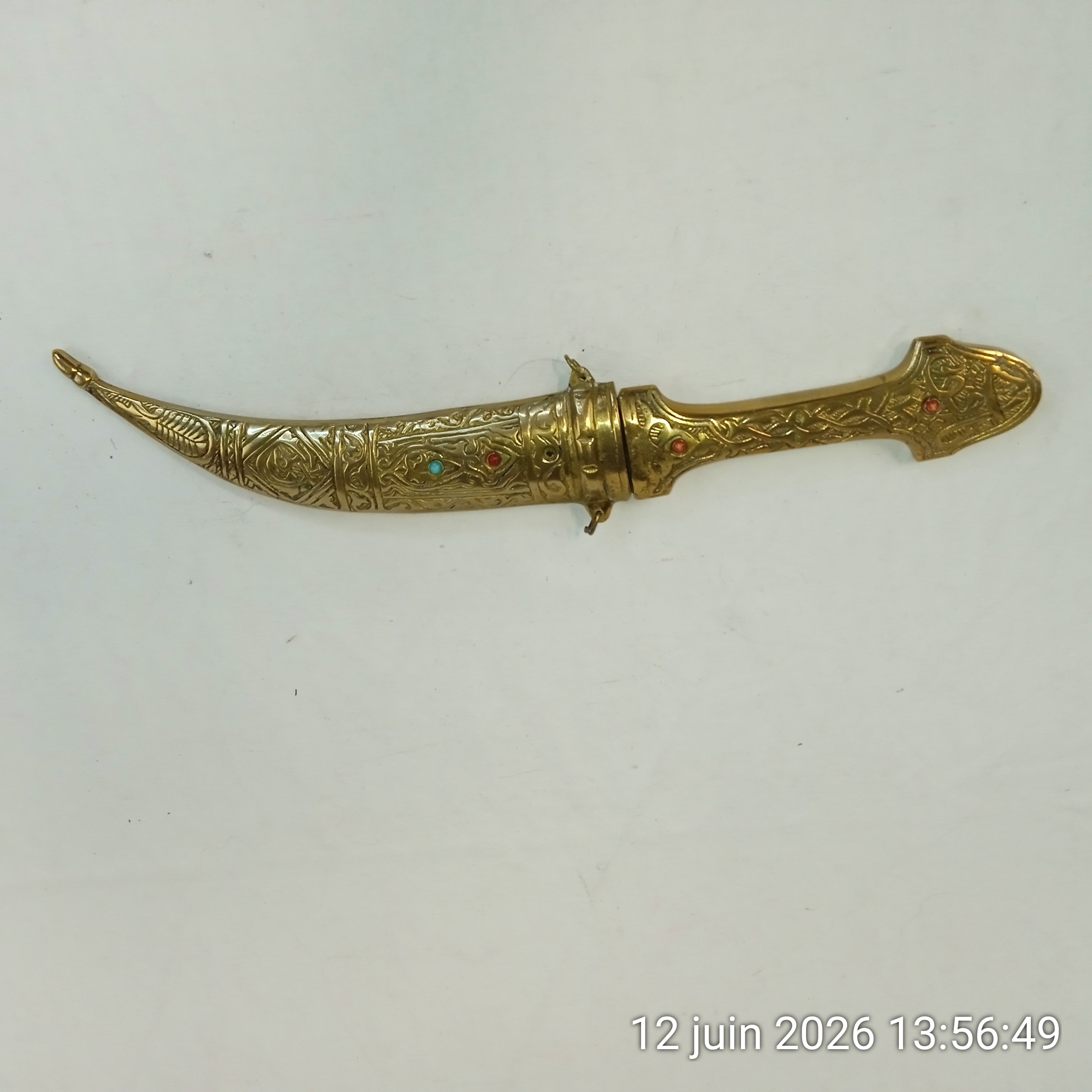 Voir photo 2 de Ancien couteau à dague Khanjar en laiton orné et décoré de pierres Jérusalem Ancien couteau à dague Khanjar en laiton orné et décoré de pierres Jérusalem Bon état reconditionné photo 2
