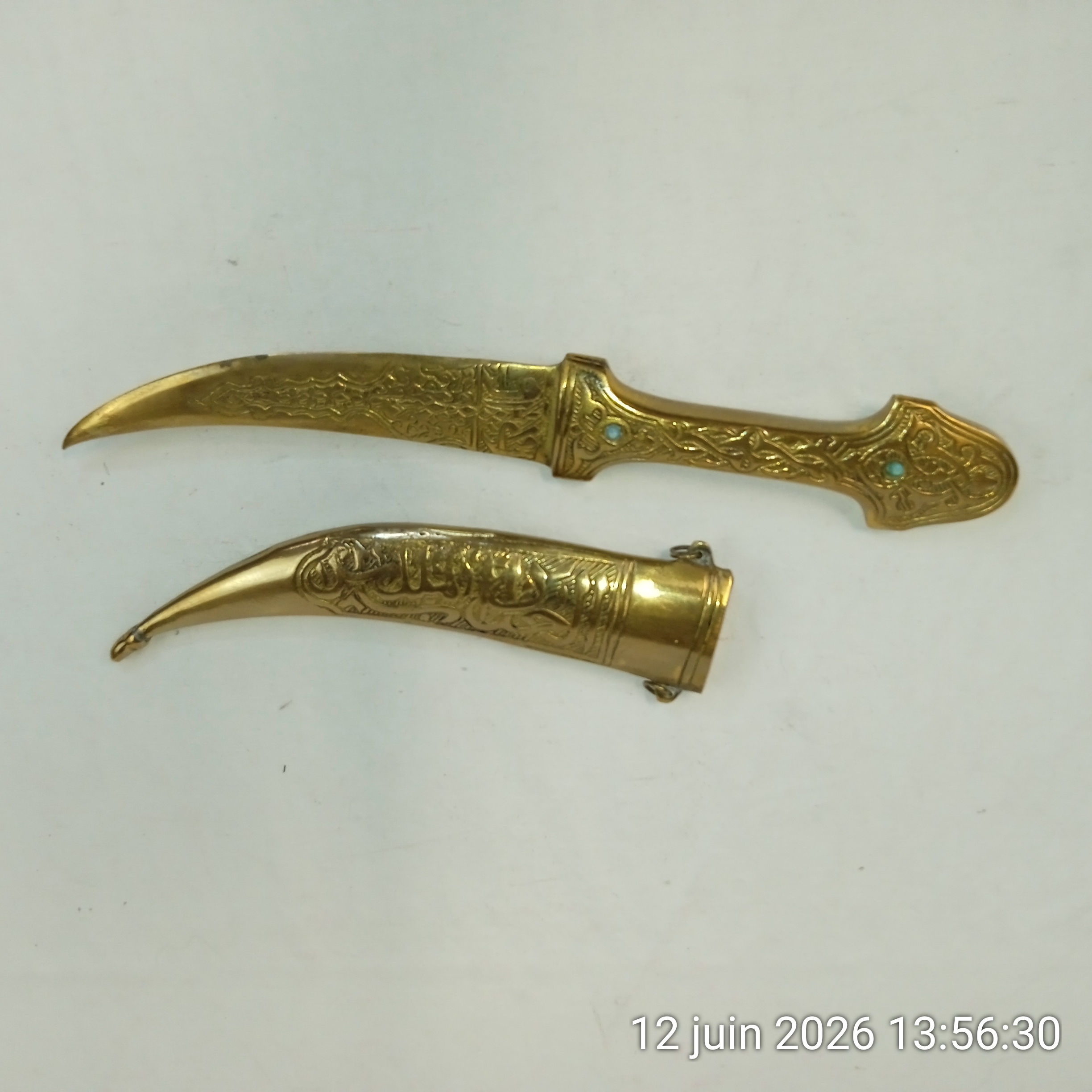 Voir photo 3 de Ancien couteau à dague Khanjar en laiton orné et décoré de pierres Jérusalem Ancien couteau à dague Khanjar en laiton orné et décoré de pierres Jérusalem Bon état reconditionné photo 3