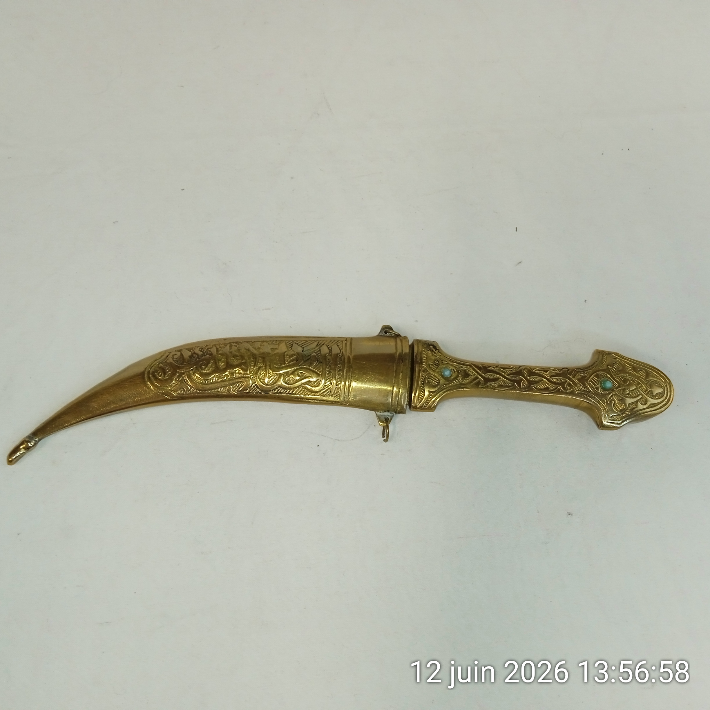 Voir photo 4 de Ancien couteau à dague Khanjar en laiton orné et décoré de pierres Jérusalem Ancien couteau à dague Khanjar en laiton orné et décoré de pierres Jérusalem Bon état reconditionné photo 4