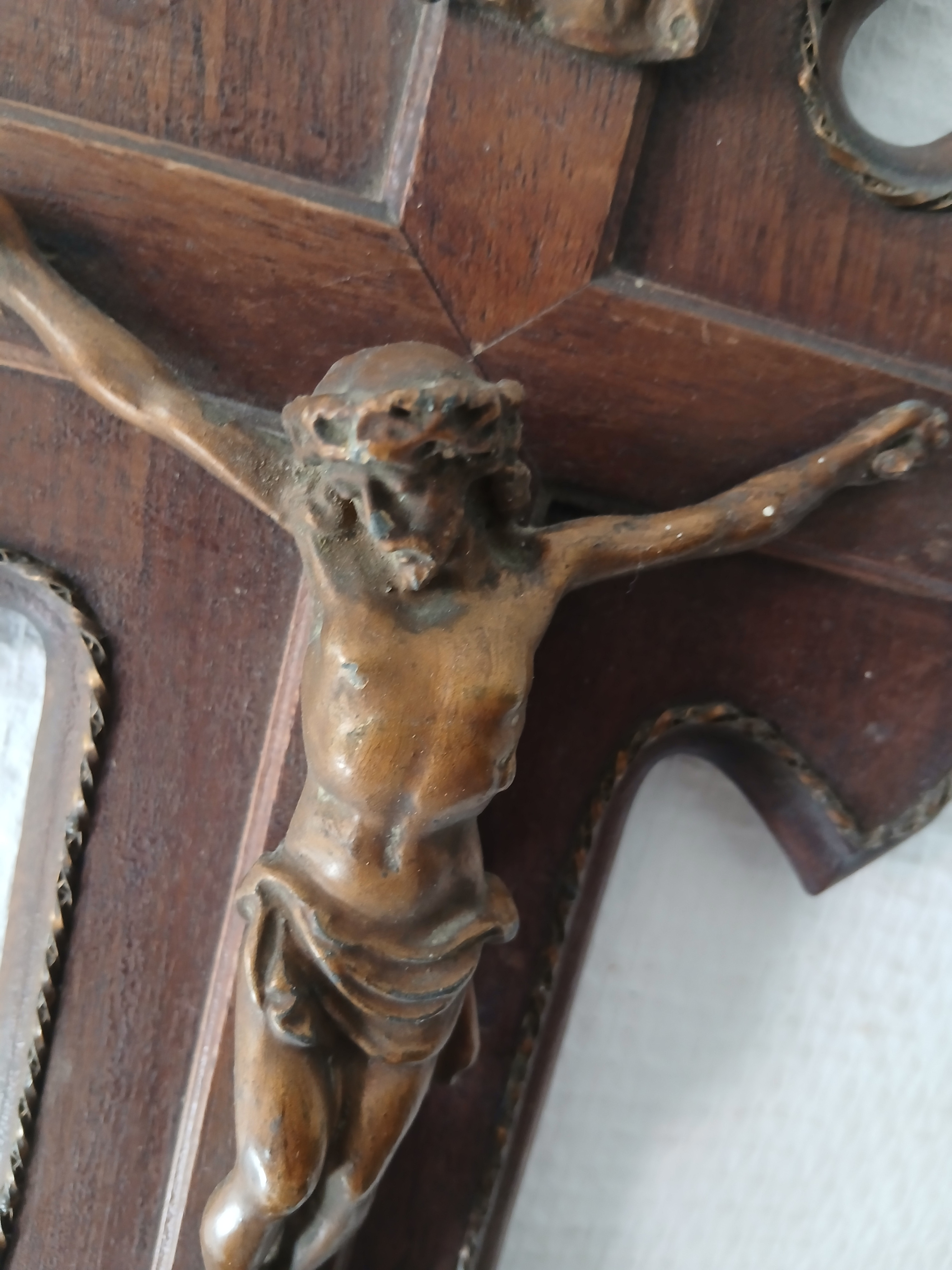 Voir photo 2 de Ancien crucifix bénitier mural en bois et métal. Ancien crucifix bénitier mural en bois et métal. Bon état reconditionné photo 2