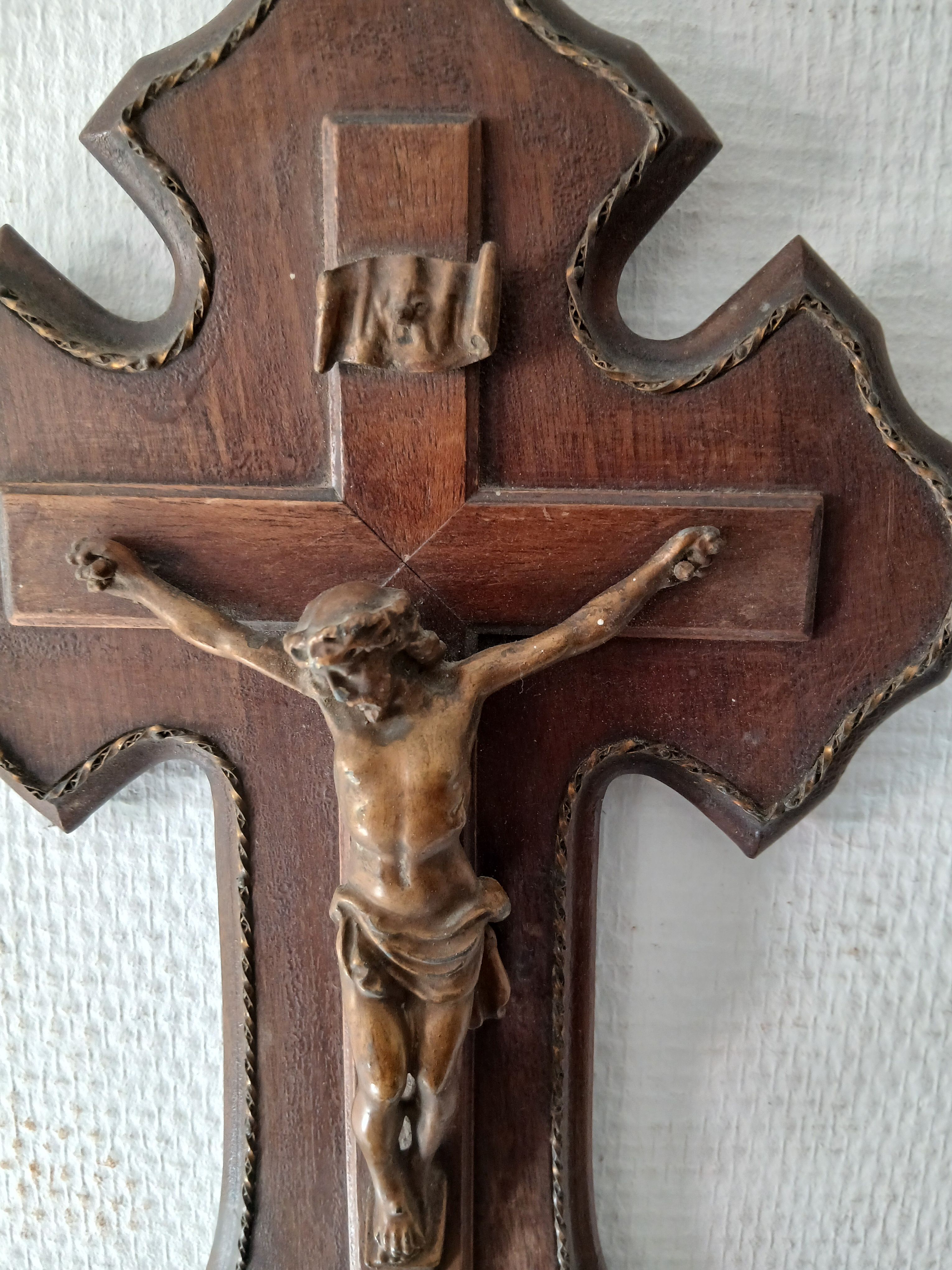 Voir photo 3 de Ancien crucifix bénitier mural en bois et métal. Ancien crucifix bénitier mural en bois et métal. Bon état reconditionné photo 3