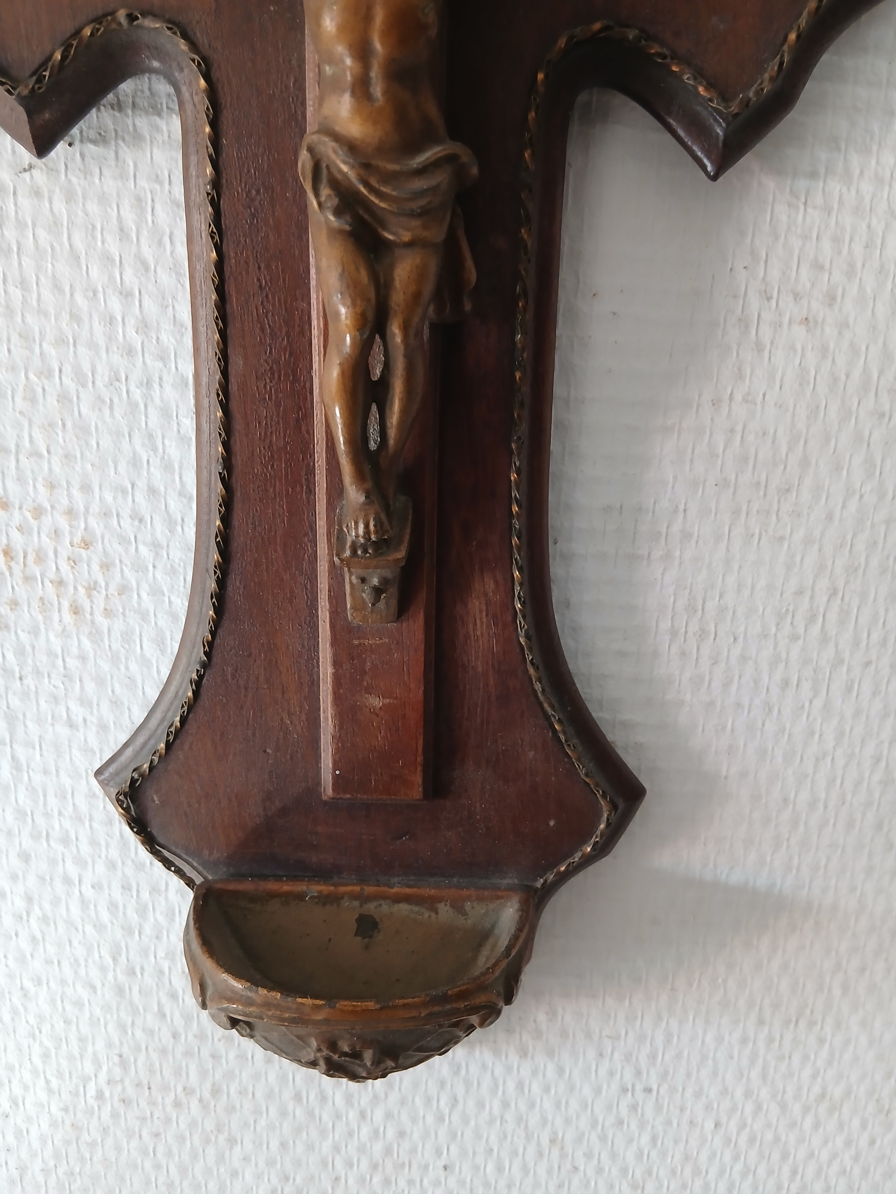 Voir photo 4 de Ancien crucifix bénitier mural en bois et métal. Ancien crucifix bénitier mural en bois et métal. Bon état reconditionné photo 4