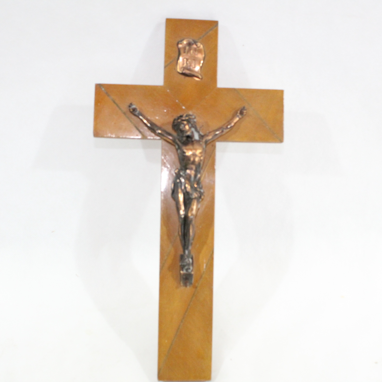 Acheter Ancien Crucifix Croix en bois et cuivre. Très bon état - 10,00 € Ancien Crucifix Croix en bois et cuivre. Très bon état reconditionné disponible sur Label Emmaüs
