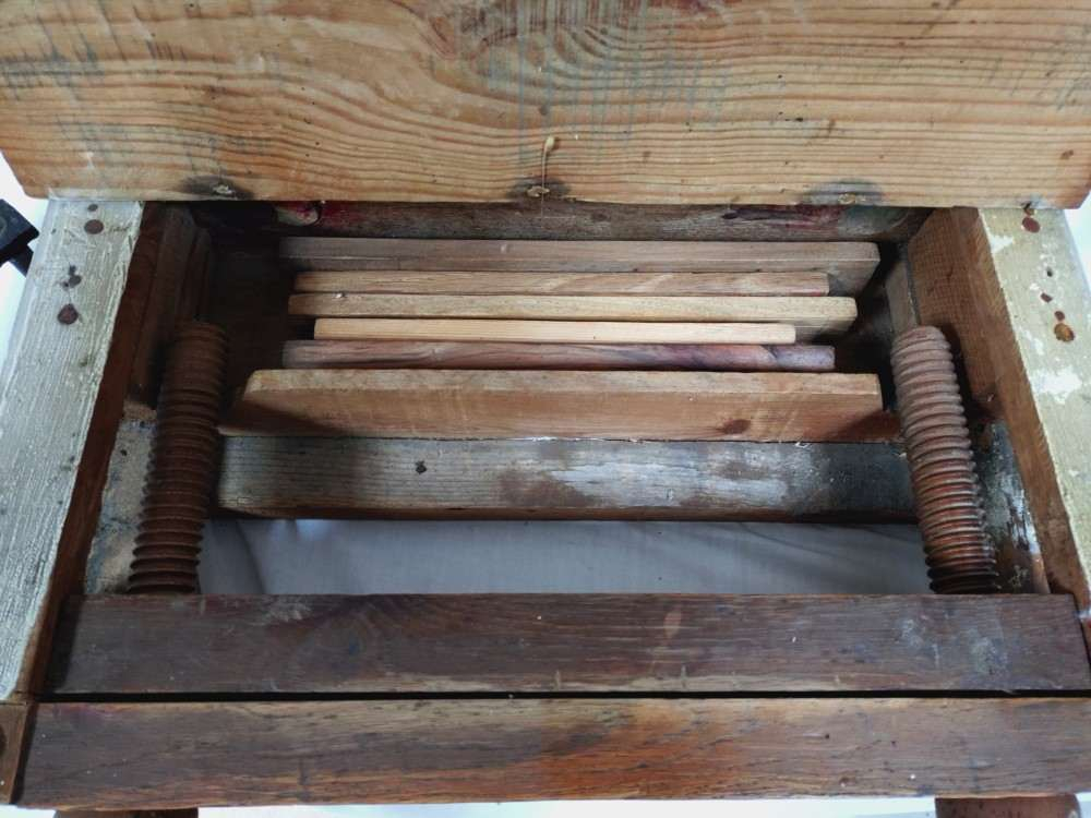 Voir photo 10 de Ancien étau à reliure en bois. Ancien étau à reliure en bois. Bon état reconditionné photo 10