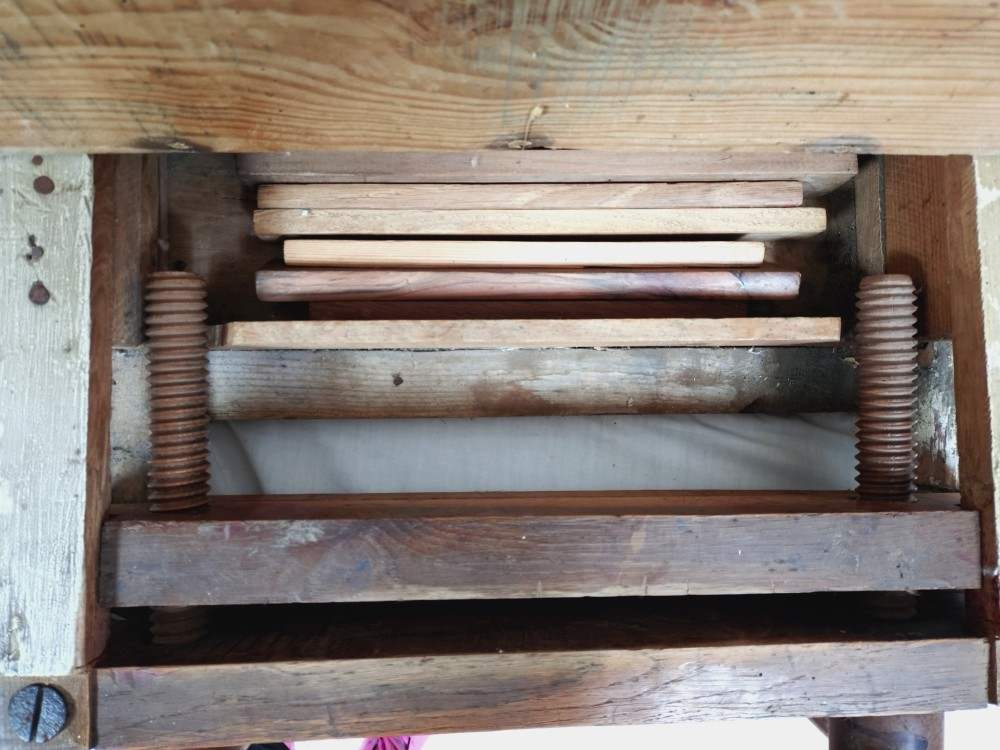 Voir photo 11 de Ancien étau à reliure en bois. Ancien étau à reliure en bois. Bon état reconditionné photo 11