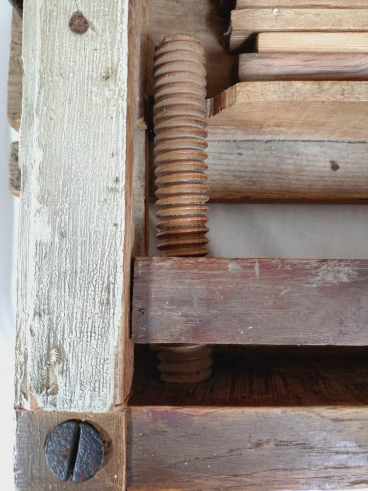 Voir photo 12 de Ancien étau à reliure en bois. Ancien étau à reliure en bois. Bon état reconditionné photo 12