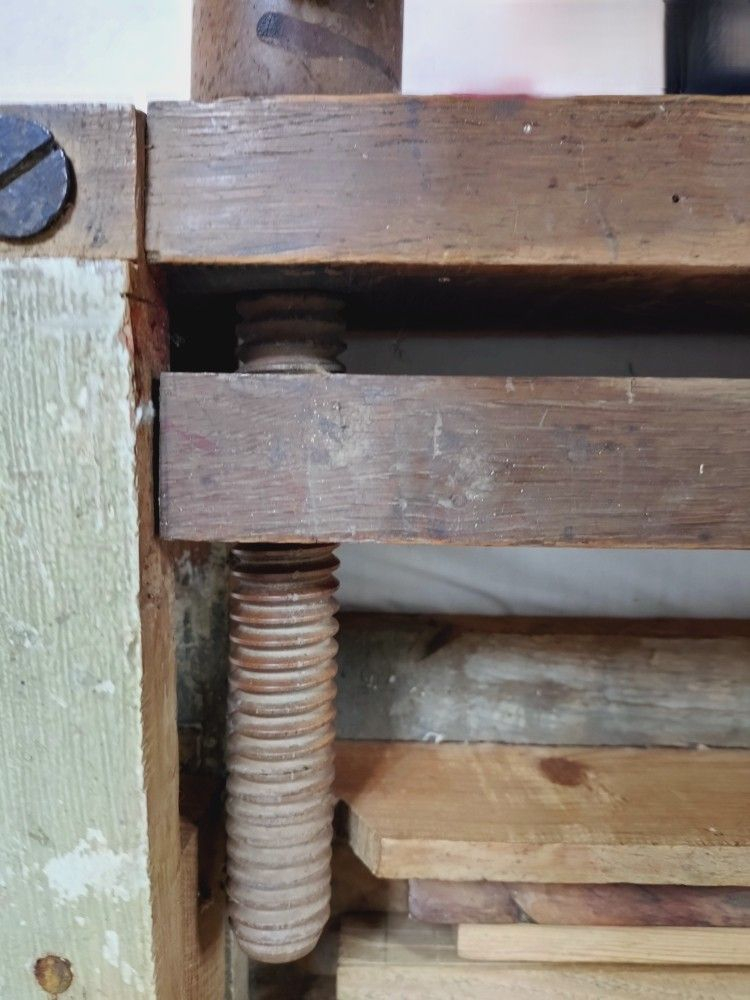 Voir photo 13 de Ancien étau à reliure en bois. Ancien étau à reliure en bois. Bon état reconditionné photo 13