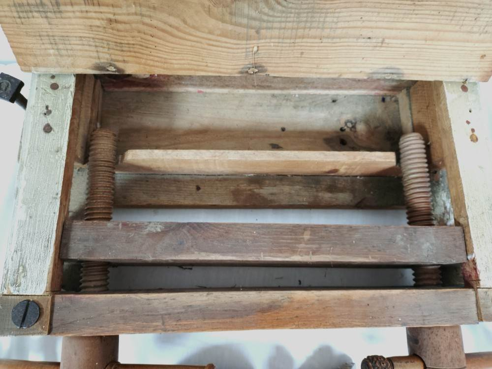 Voir photo 19 de Ancien étau à reliure en bois. Ancien étau à reliure en bois. Bon état reconditionné photo 19
