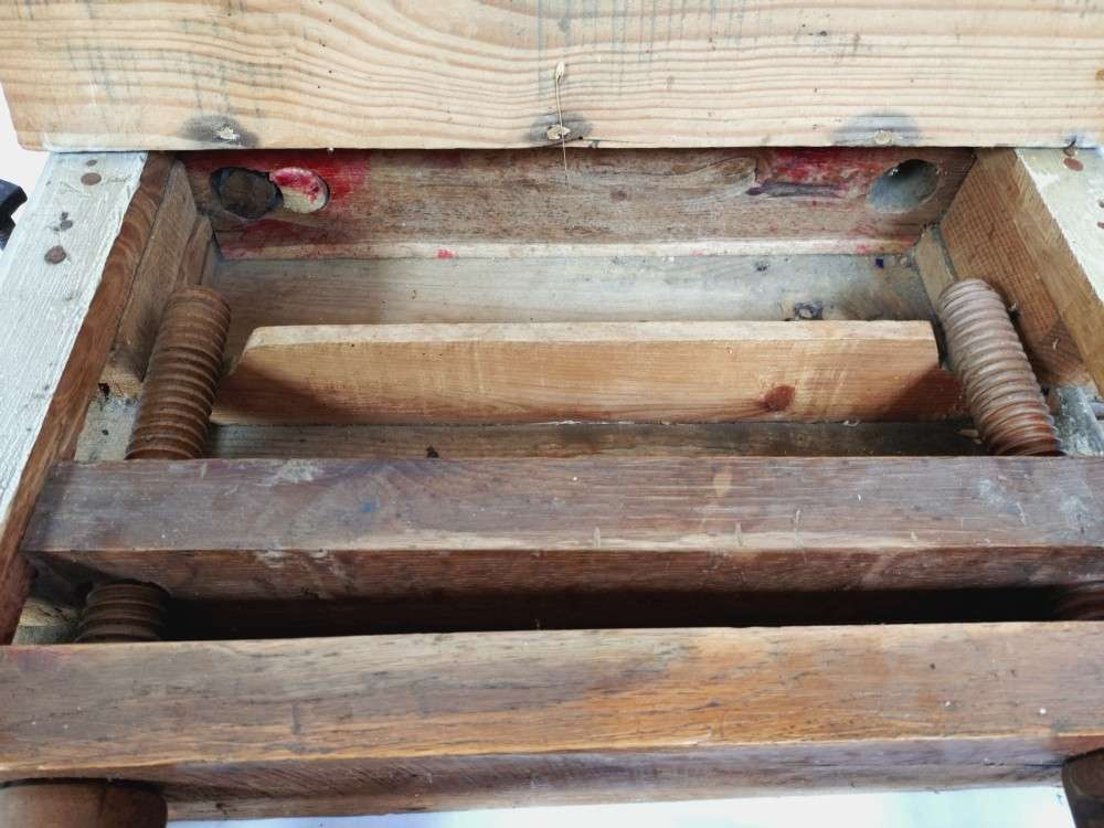 Voir photo 20 de Ancien étau à reliure en bois. Ancien étau à reliure en bois. Bon état reconditionné photo 20