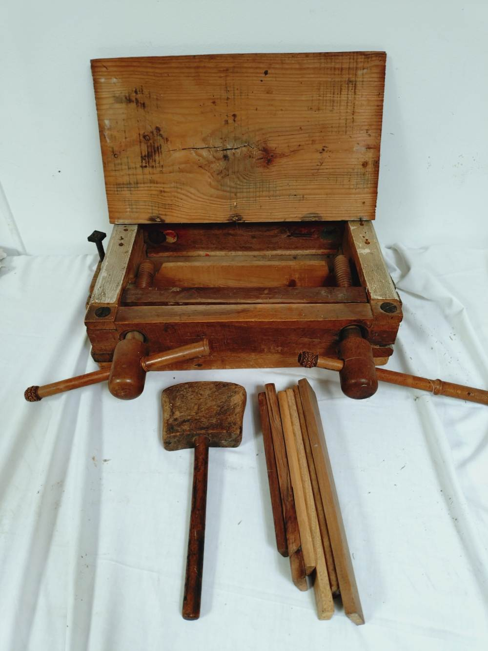Voir photo 3 de Ancien étau à reliure en bois. Ancien étau à reliure en bois. Bon état reconditionné photo 3