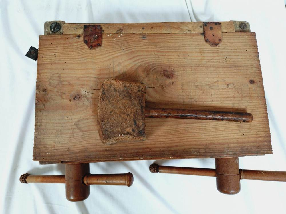 Voir photo 4 de Ancien étau à reliure en bois. Ancien étau à reliure en bois. Bon état reconditionné photo 4
