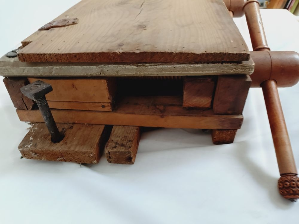 Voir photo 7 de Ancien étau à reliure en bois. Ancien étau à reliure en bois. Bon état reconditionné photo 7