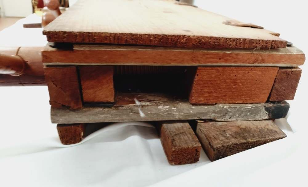 Voir photo 8 de Ancien étau à reliure en bois. Ancien étau à reliure en bois. Bon état reconditionné photo 8