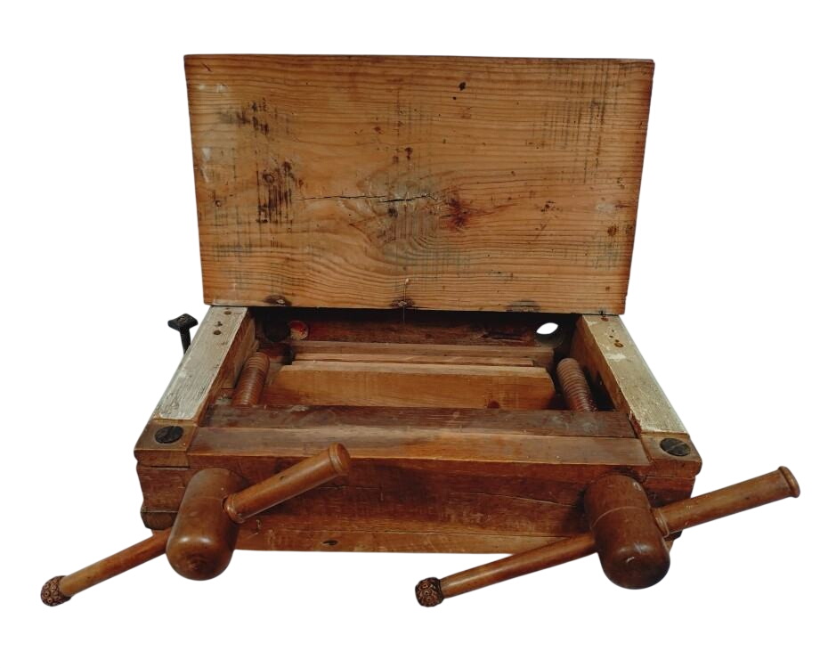 Ancien étau à reliure en bois. Bon état - 150,00 € Ancien étau à reliure en bois. Bon état reconditionné disponible sur Label Emmaüs