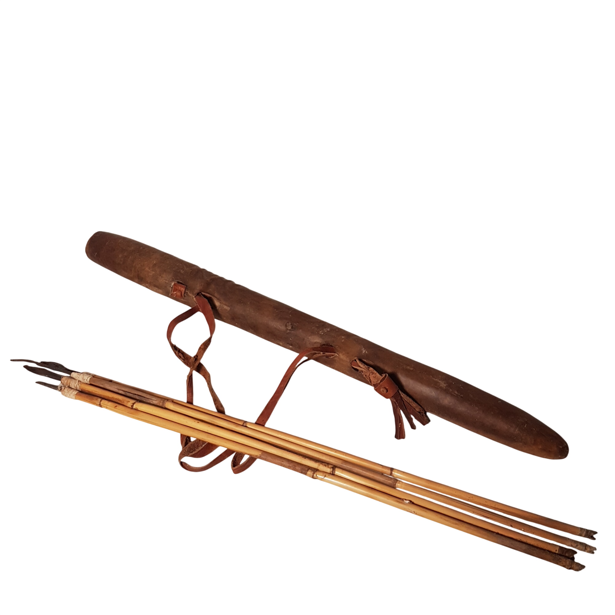 Ancien étui d'archer avec flèches en métal et bambou à restaurer État correct - 25,00 € Ancien étui d'archer avec flèches en métal et bambou à restaurer État correct reconditionné disponible sur Label Emmaüs