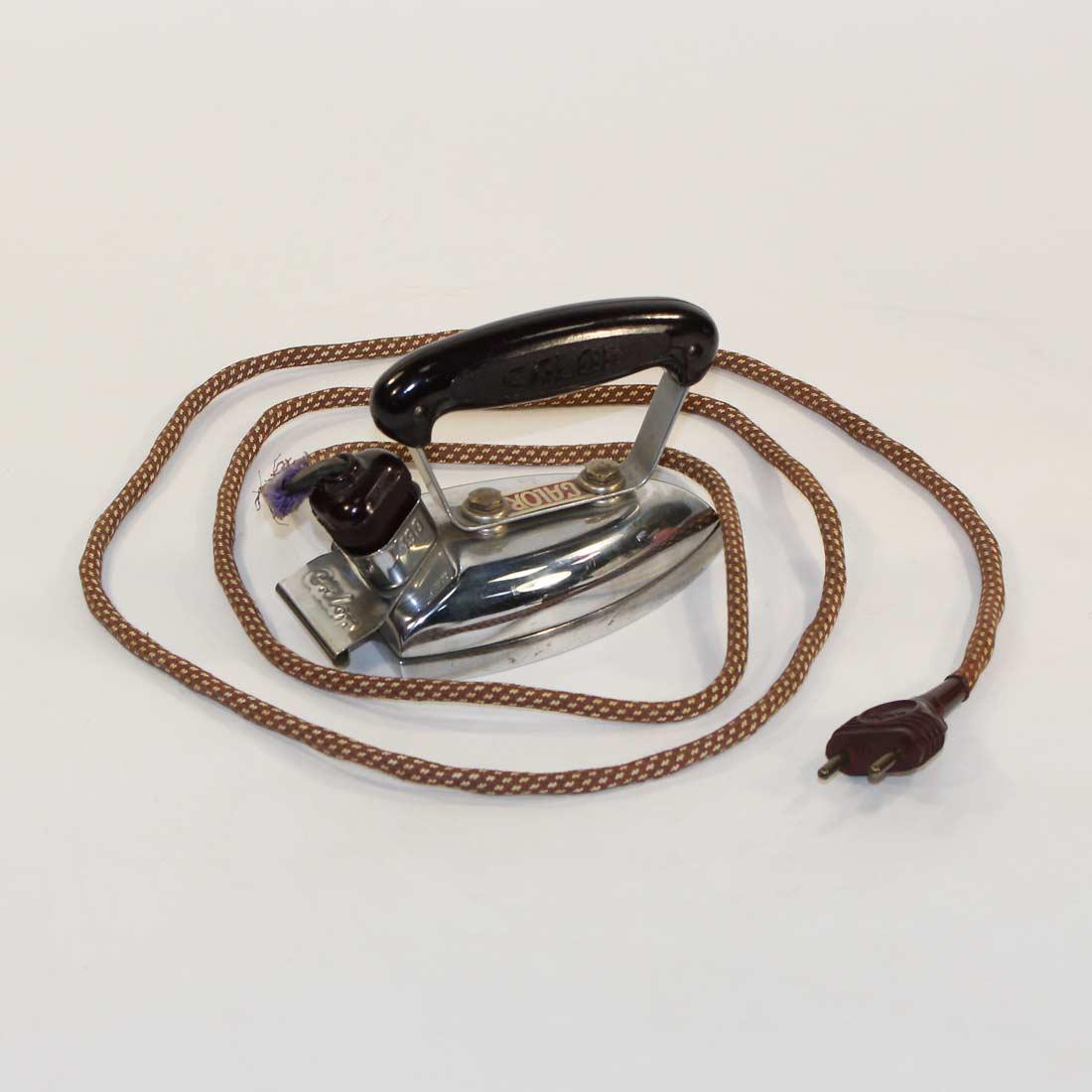 Ancien fer à repasser électrique de voyage État correct - 15,00 € Ancien fer à repasser électrique de voyage État correct reconditionné disponible sur Label Emmaüs