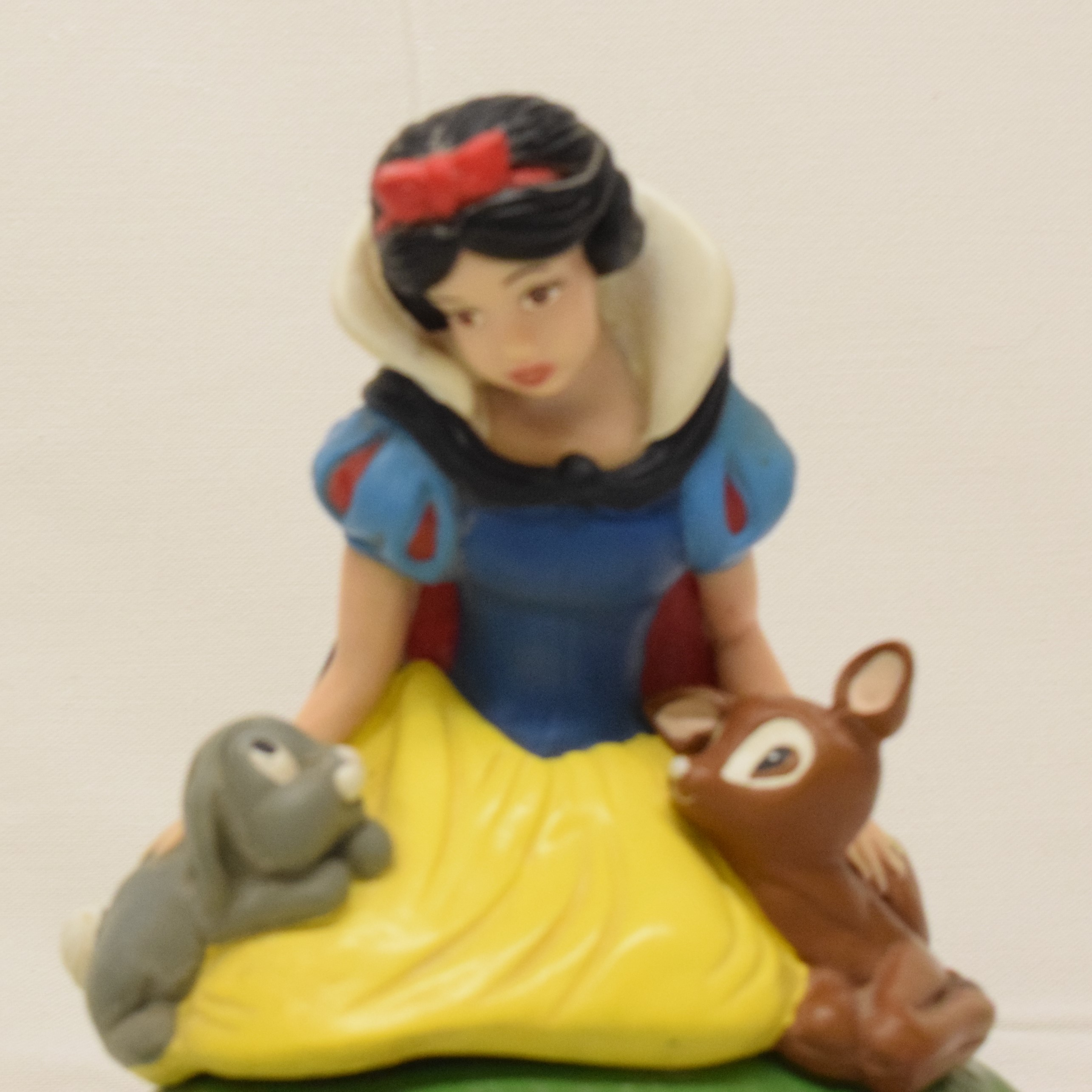 Voir photo 4 de Ancien flacon à shampoing Blanche neige Disney GROSVERNOR Ancien flacon à shampoing Blanche neige Disney GROSVERNOR État correct reconditionné photo 4