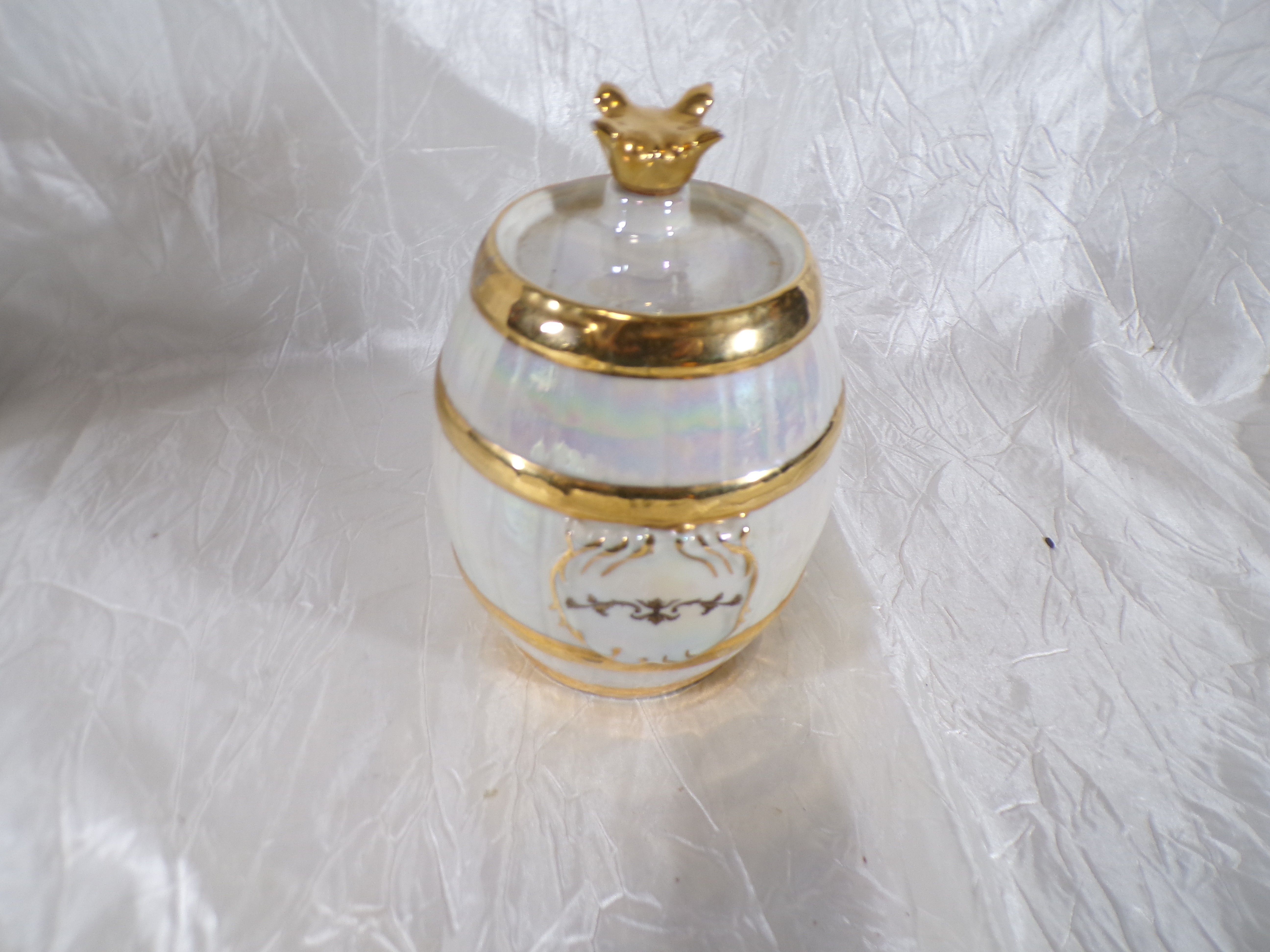 Voir photo 2 de Ancien flacon / tonneau miniature en porcelaine irisée et dorure Ancien flacon / tonneau miniature en porcelaine irisée et dorure Très bon état reconditionné photo 2