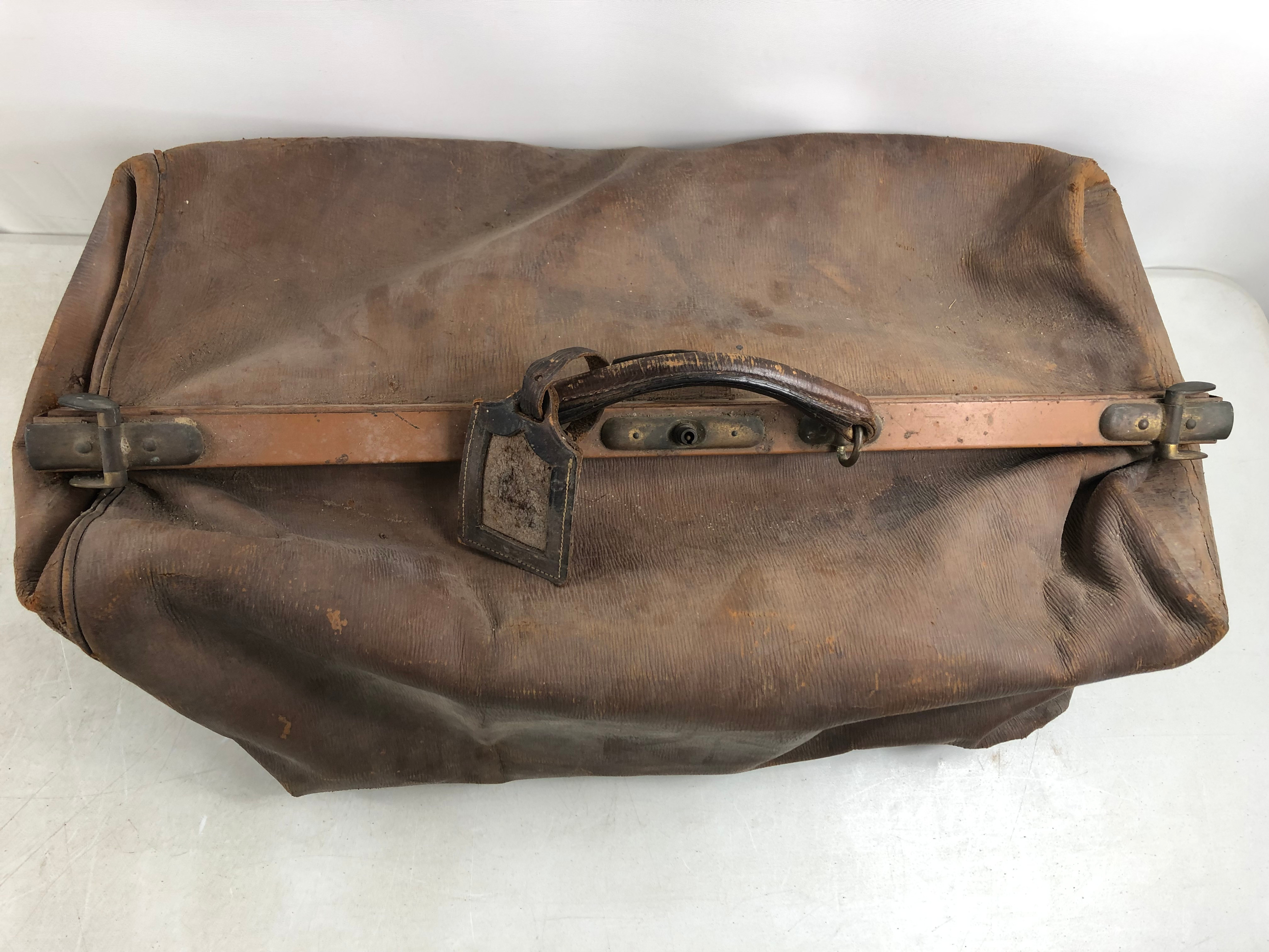 Voir photo 2 de Ancien grand sac de voyage en cuir Ancien grand sac de voyage en cuir État correct reconditionné photo 2