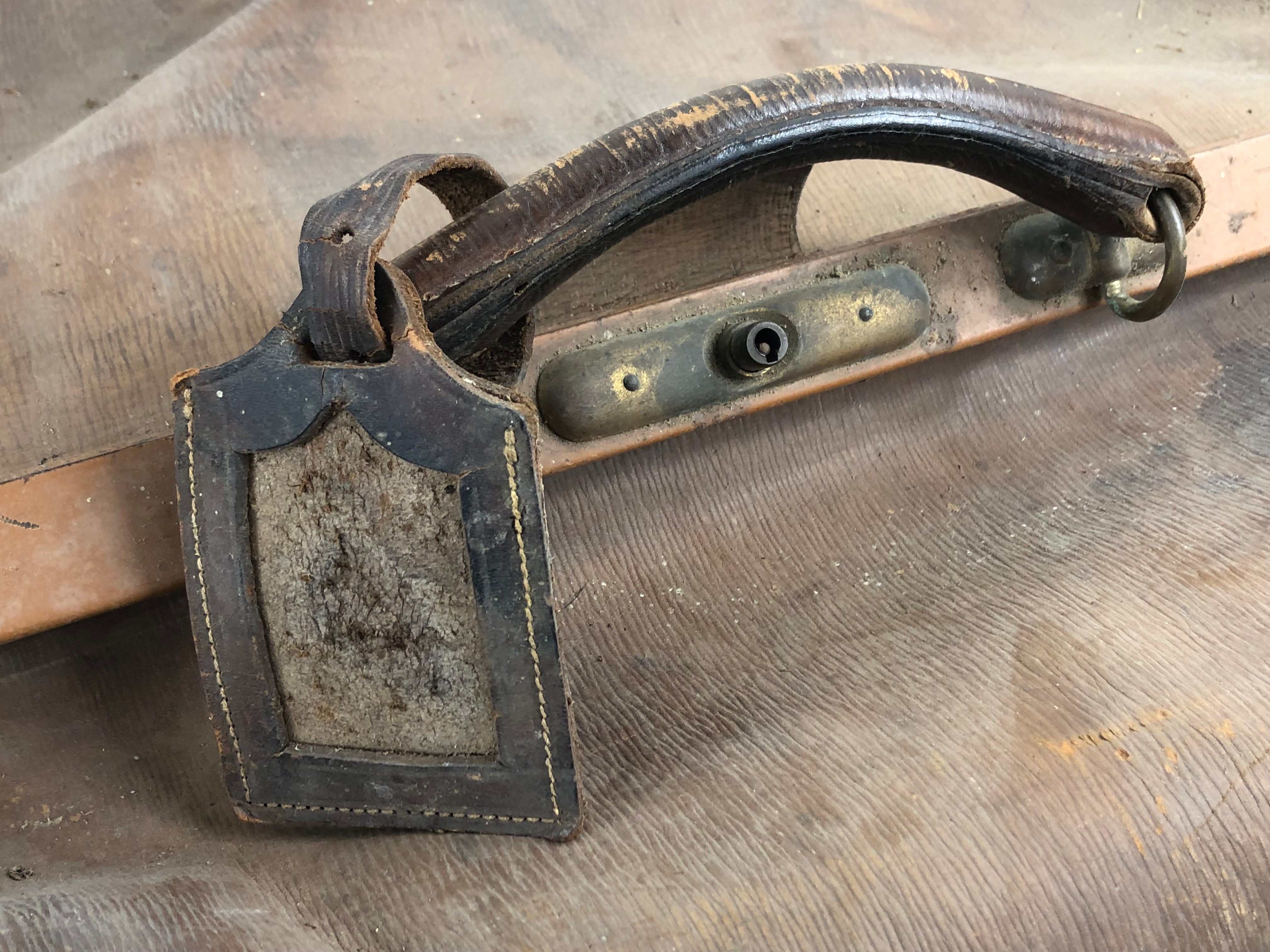 Voir photo 4 de Ancien grand sac de voyage en cuir Ancien grand sac de voyage en cuir État correct reconditionné photo 4