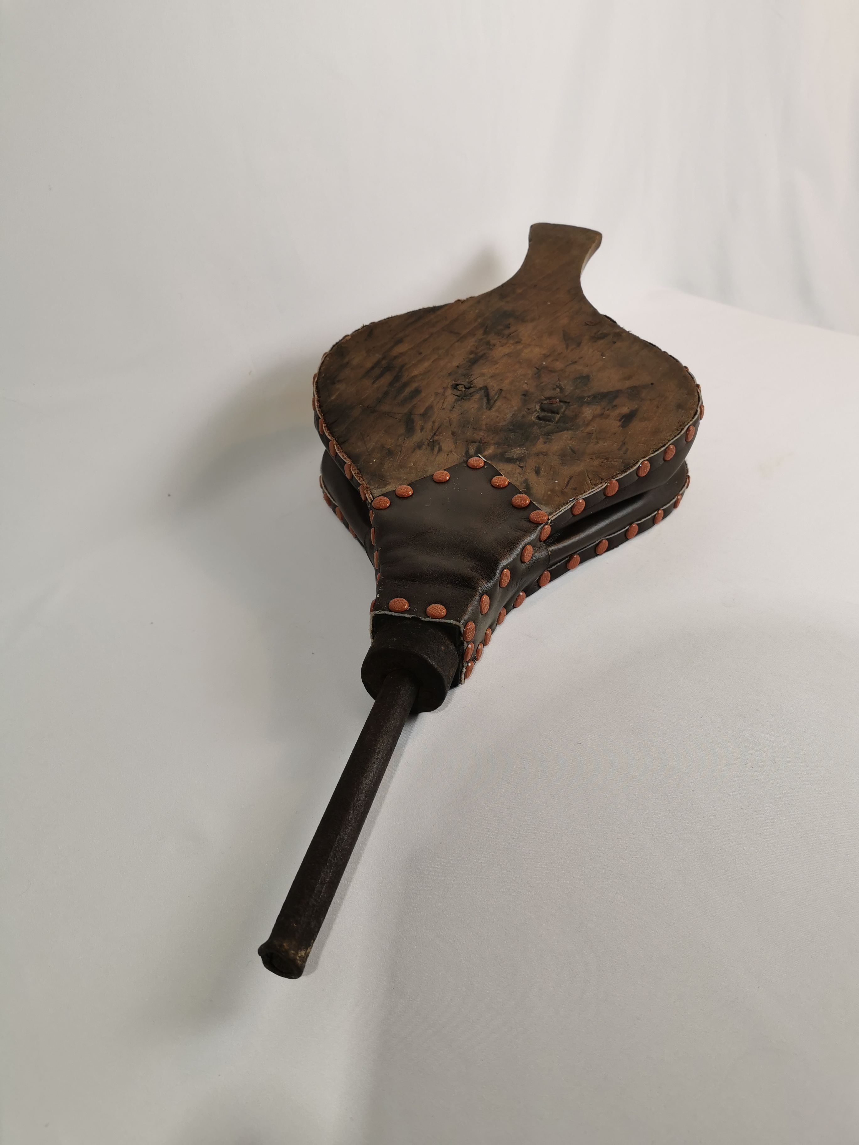Voir photo 4 de Ancien gros soufflet de cheminée en bois rustique Ancien gros soufflet de cheminée en bois rustique État correct reconditionné photo 4