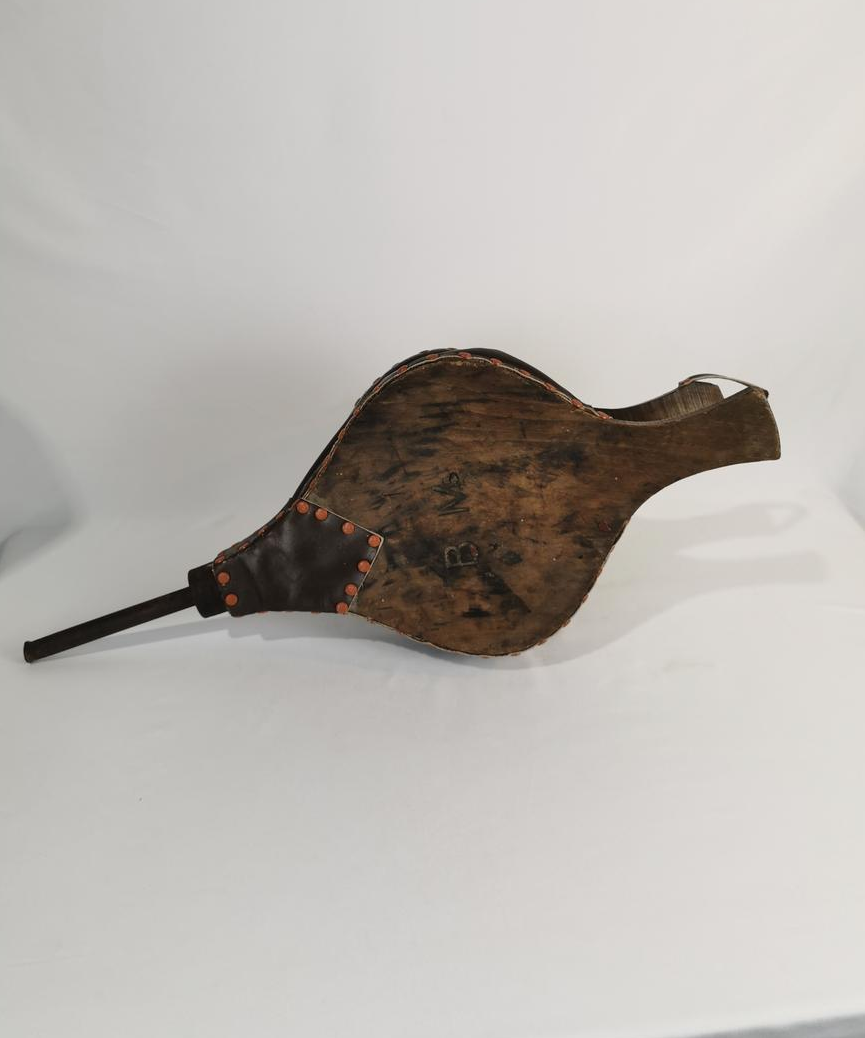 Ancien gros soufflet de cheminée en bois rustique État correct - 96,00 € Ancien gros soufflet de cheminée en bois rustique État correct reconditionné disponible sur Label Emmaüs