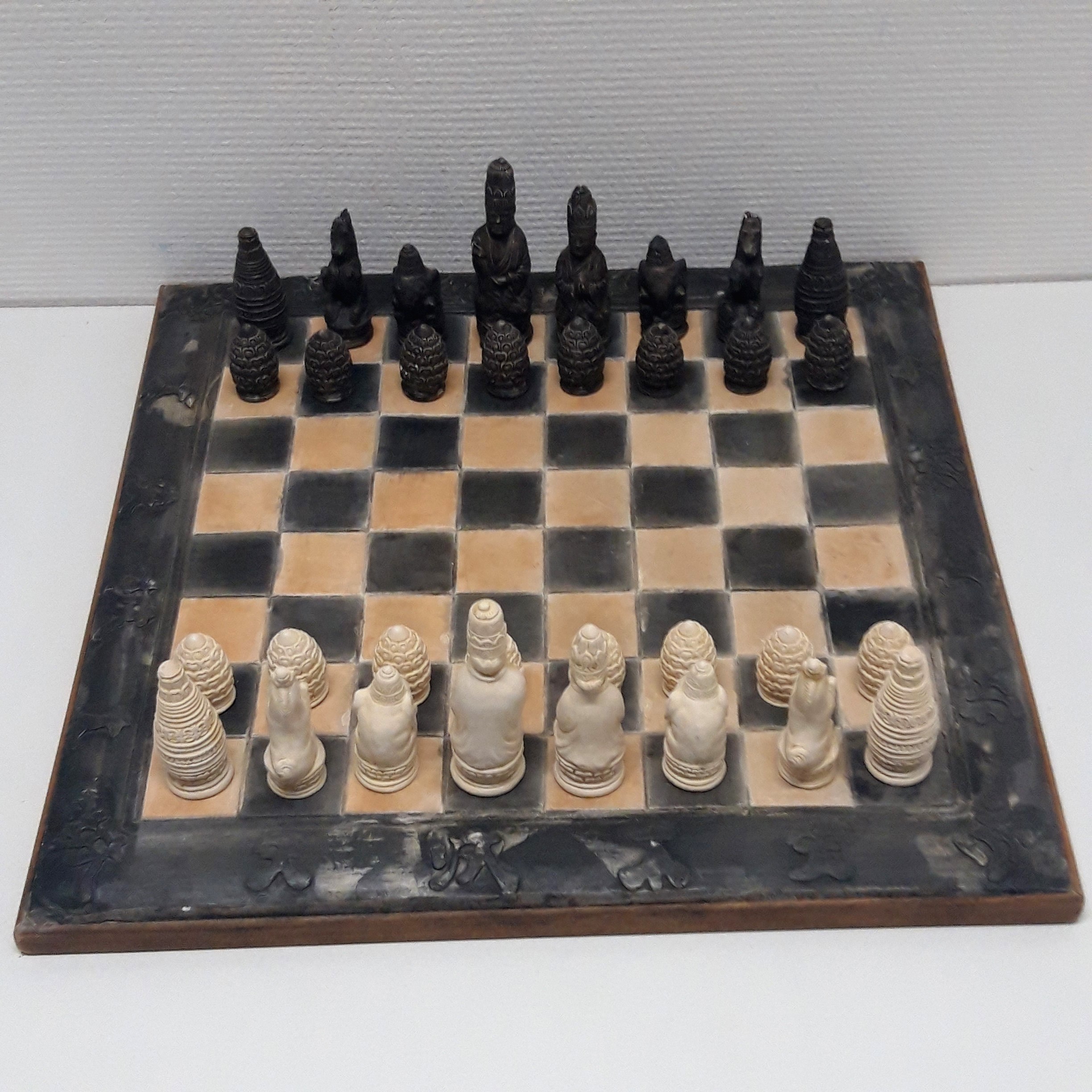 Voir photo 2 de Ancien Jeu d'échecs Oriental de style Bouddhiste avec Grand échiquier, 50 cm. Objet rare - Retrait sur place uniquement. Ancien Jeu d'échecs Oriental de style Bouddhiste avec Grand échiquier, 50 cm. Objet rare - Retrait sur place uniquement. Bon état reconditionné photo 2