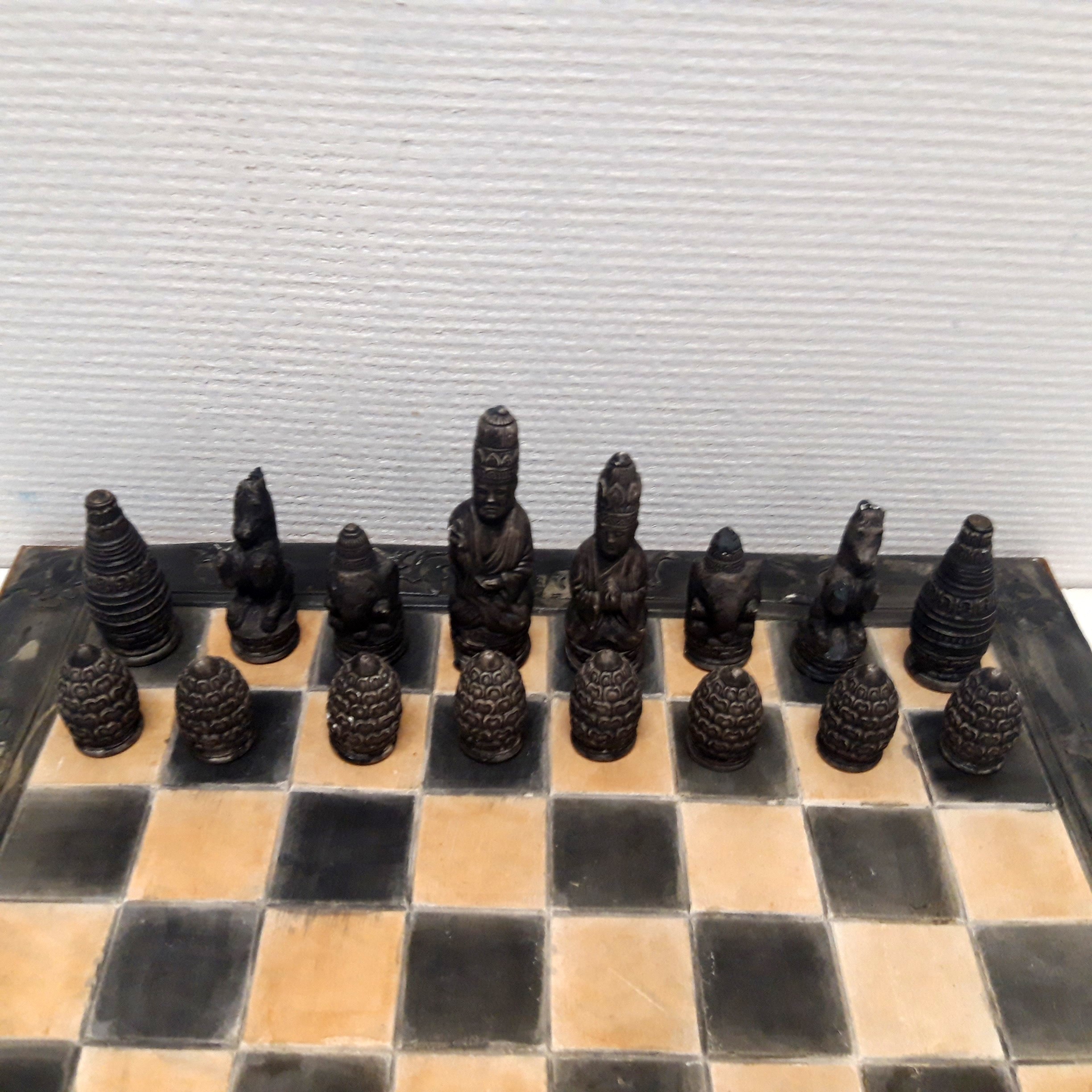 Voir photo 3 de Ancien Jeu d'échecs Oriental de style Bouddhiste avec Grand échiquier, 50 cm. Objet rare - Retrait sur place uniquement. Ancien Jeu d'échecs Oriental de style Bouddhiste avec Grand échiquier, 50 cm. Objet rare - Retrait sur place uniquement. Bon état reconditionné photo 3