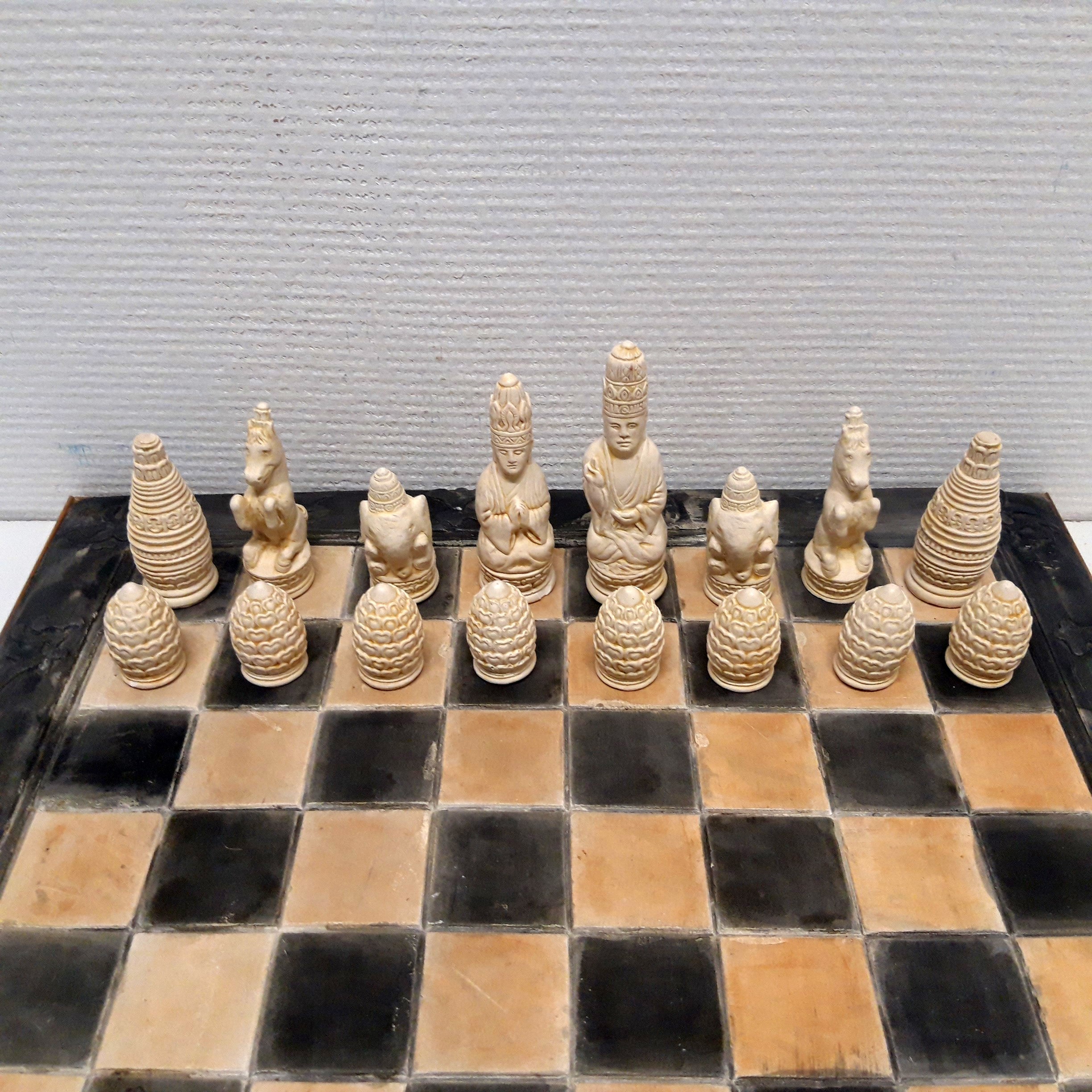 Voir photo 4 de Ancien Jeu d'échecs Oriental de style Bouddhiste avec Grand échiquier, 50 cm. Objet rare - Retrait sur place uniquement. Ancien Jeu d'échecs Oriental de style Bouddhiste avec Grand échiquier, 50 cm. Objet rare - Retrait sur place uniquement. Bon état reconditionné photo 4
