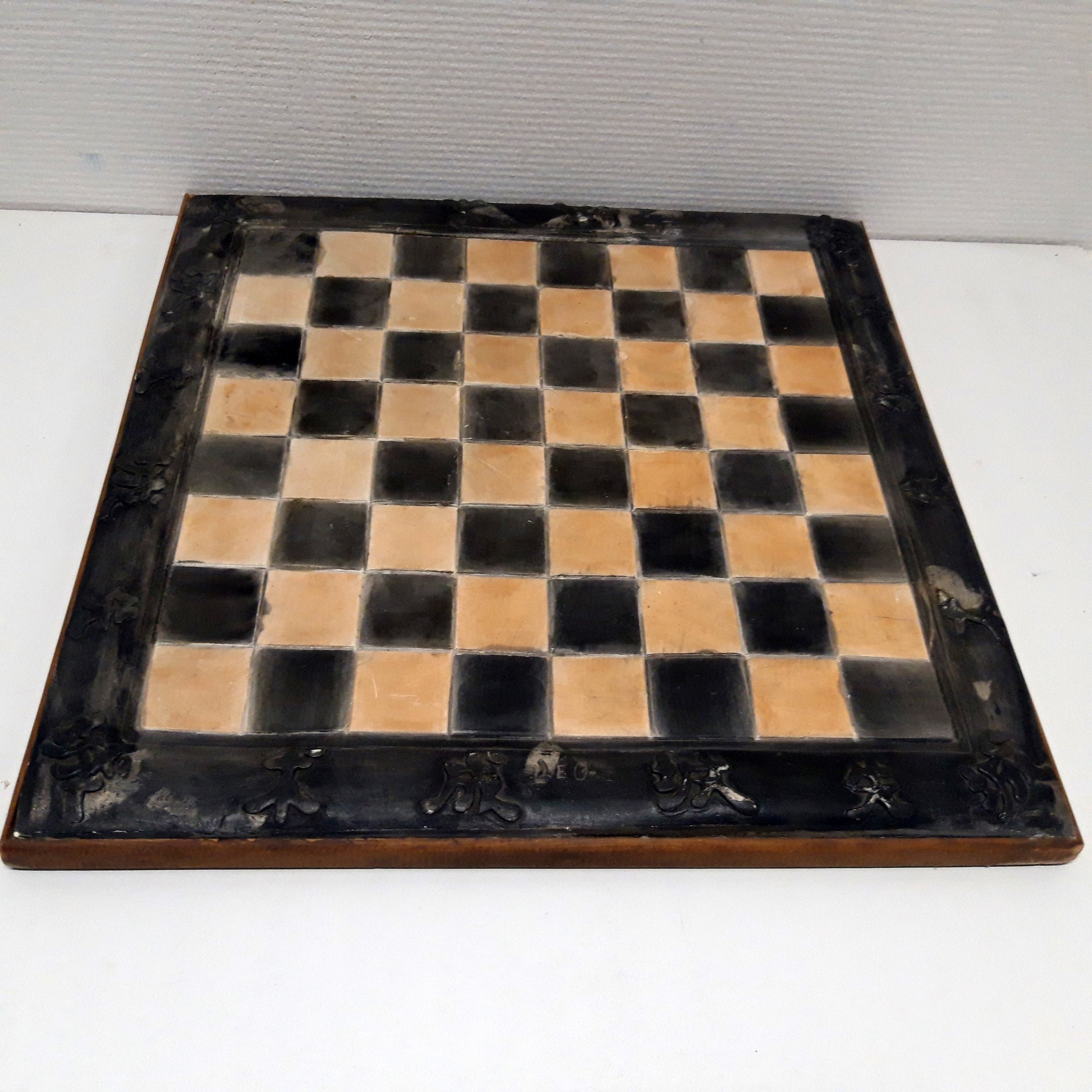 Voir photo 5 de Ancien Jeu d'échecs Oriental de style Bouddhiste avec Grand échiquier, 50 cm. Objet rare - Retrait sur place uniquement. Ancien Jeu d'échecs Oriental de style Bouddhiste avec Grand échiquier, 50 cm. Objet rare - Retrait sur place uniquement. Bon état reconditionné photo 5
