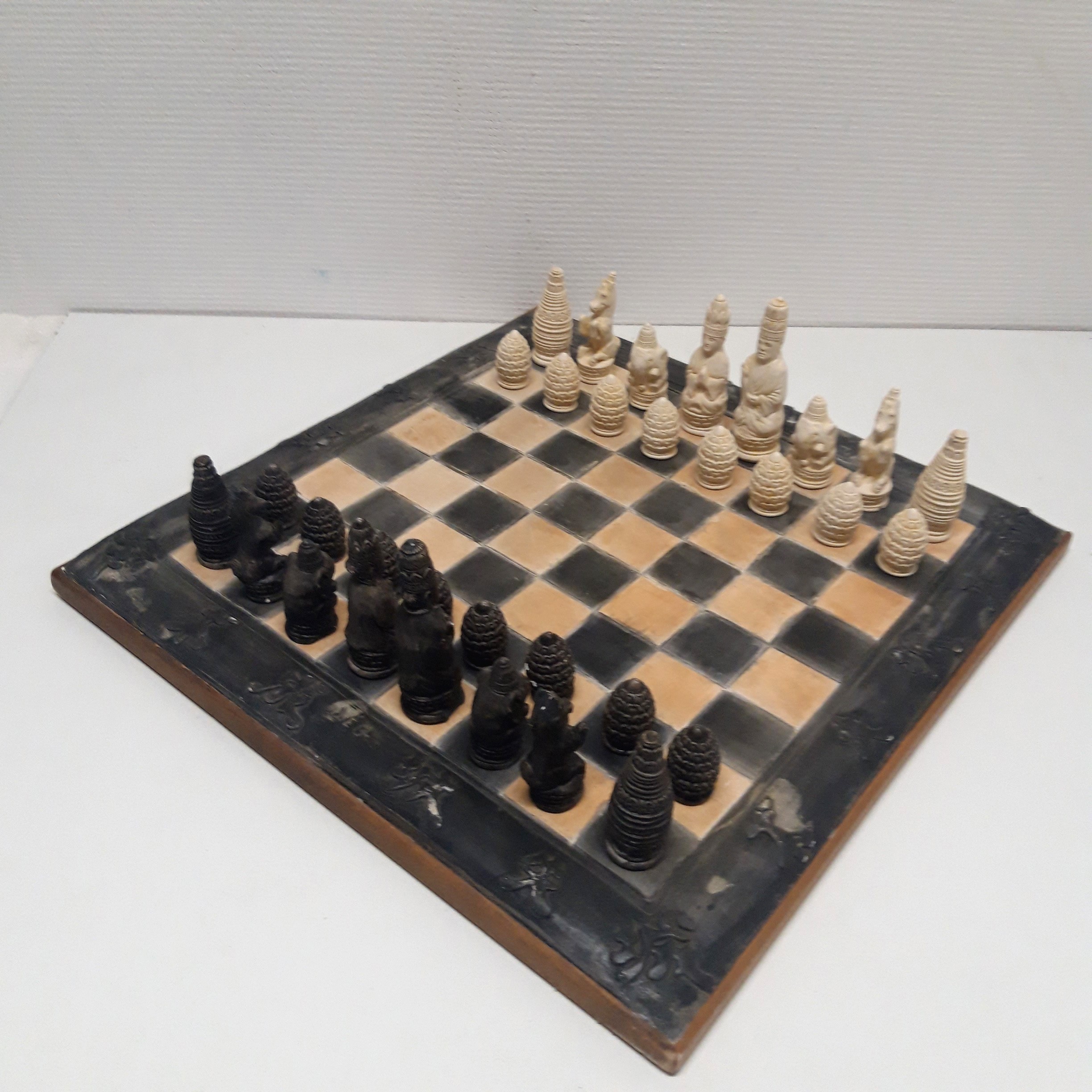 Acheter Ancien Jeu d'échecs Oriental de style Bouddhiste avec Grand échiquier, 50 cm. Objet rare - Retrait sur place uniquement. Bon état - 95,00 € Ancien Jeu d'échecs Oriental de style Bouddhiste avec Grand échiquier, 50 cm. Objet rare - Retrait sur place uniquement. Bon état reconditionné disponible sur Label Emmaüs