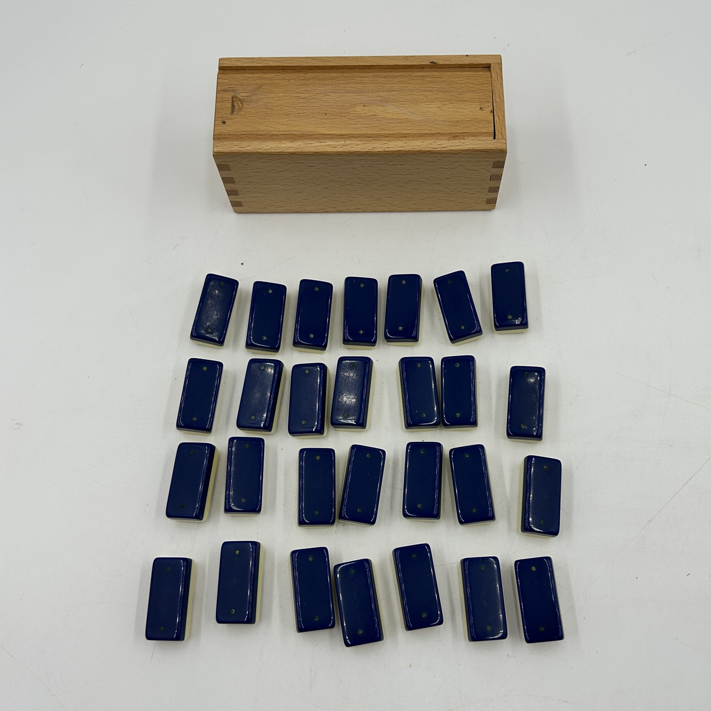 Voir photo 2 de Ancien jeu de domino (dos bleu) dans sa boite en bois Ancien jeu de domino (dos bleu) dans sa boite en bois Bon état reconditionné photo 2