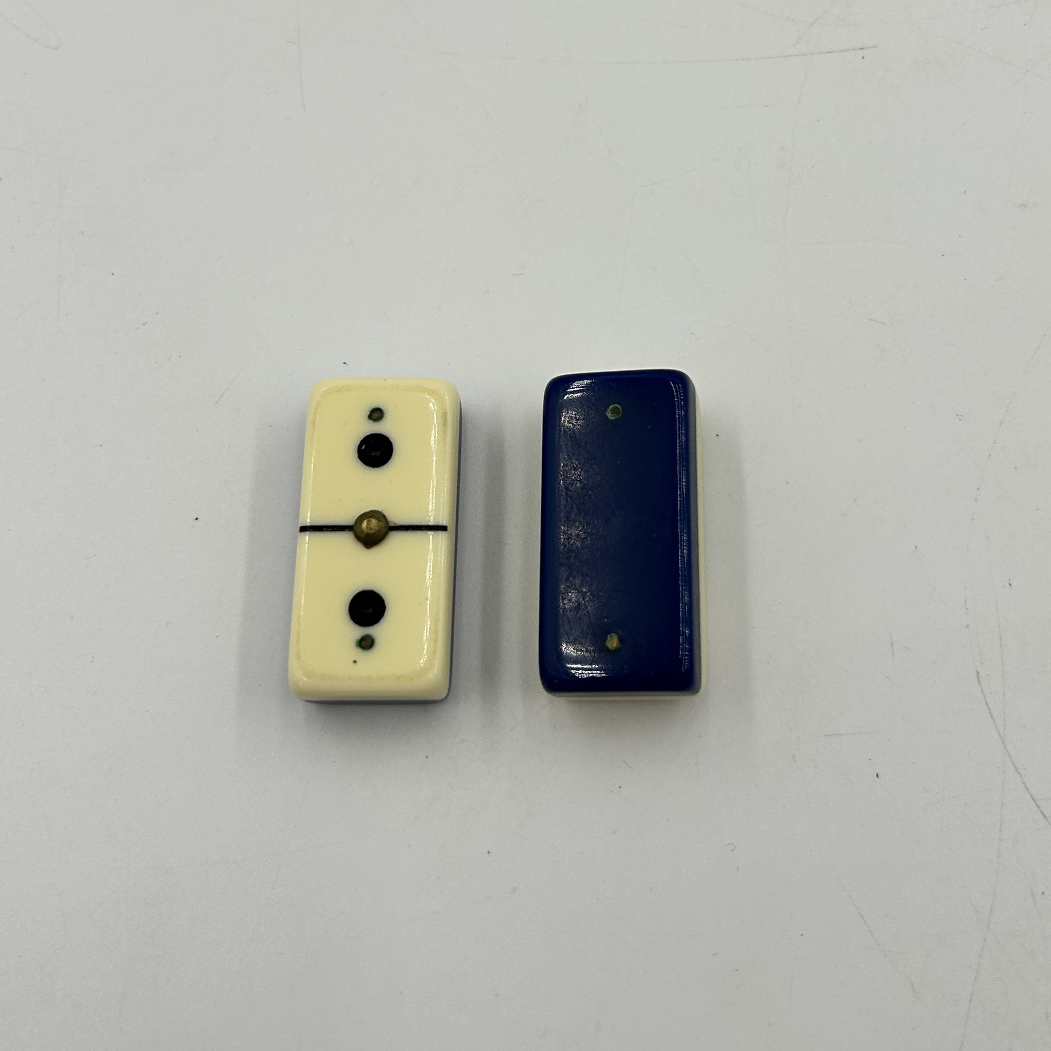 Voir photo 3 de Ancien jeu de domino (dos bleu) dans sa boite en bois Ancien jeu de domino (dos bleu) dans sa boite en bois Bon état reconditionné photo 3