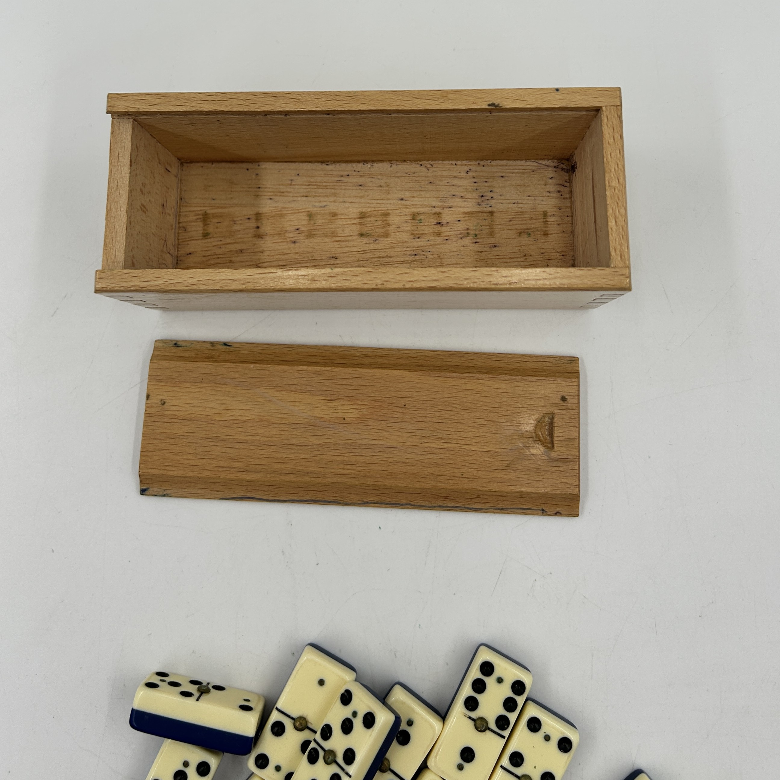 Voir photo 4 de Ancien jeu de domino (dos bleu) dans sa boite en bois Ancien jeu de domino (dos bleu) dans sa boite en bois Bon état reconditionné photo 4