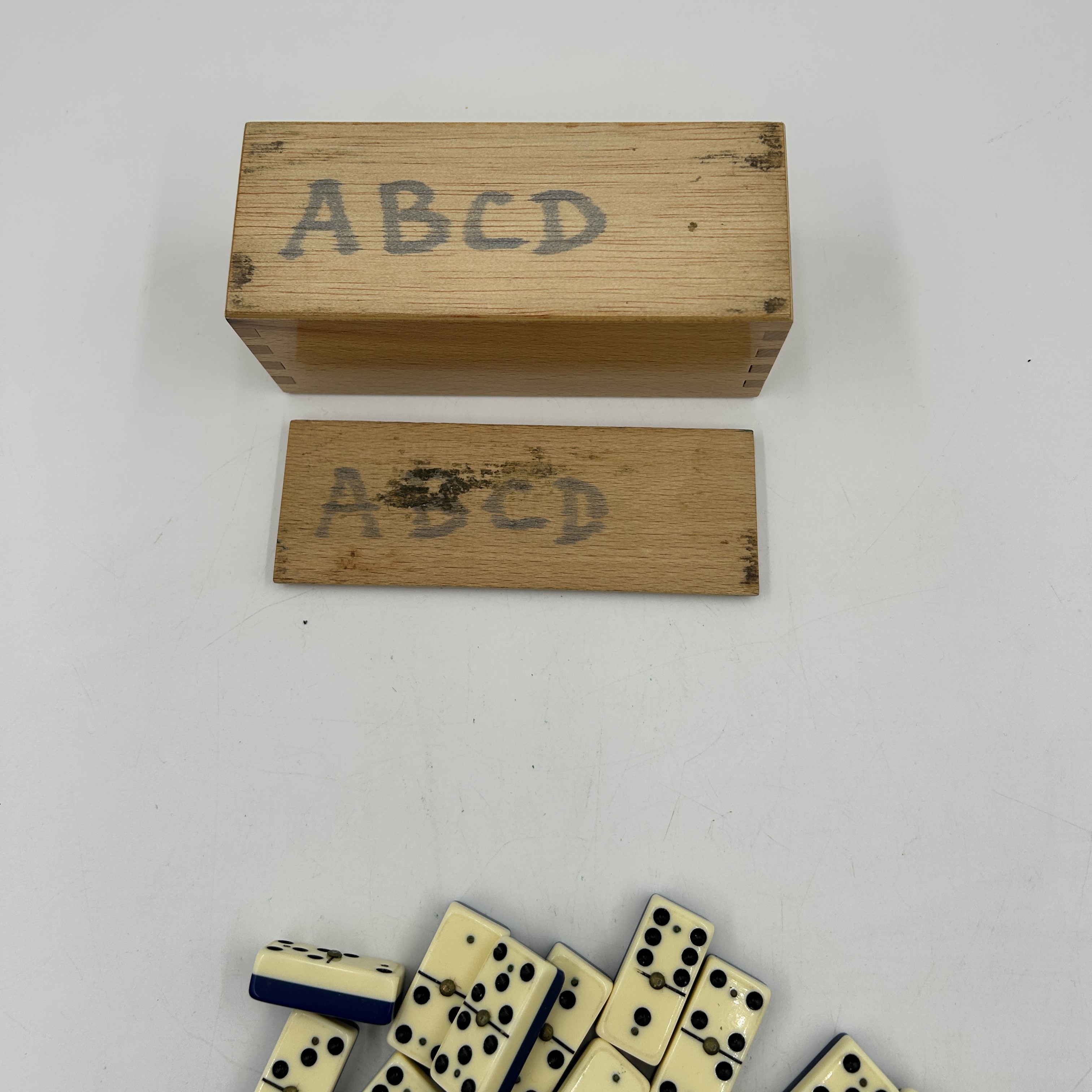 Voir photo 5 de Ancien jeu de domino (dos bleu) dans sa boite en bois Ancien jeu de domino (dos bleu) dans sa boite en bois Bon état reconditionné photo 5