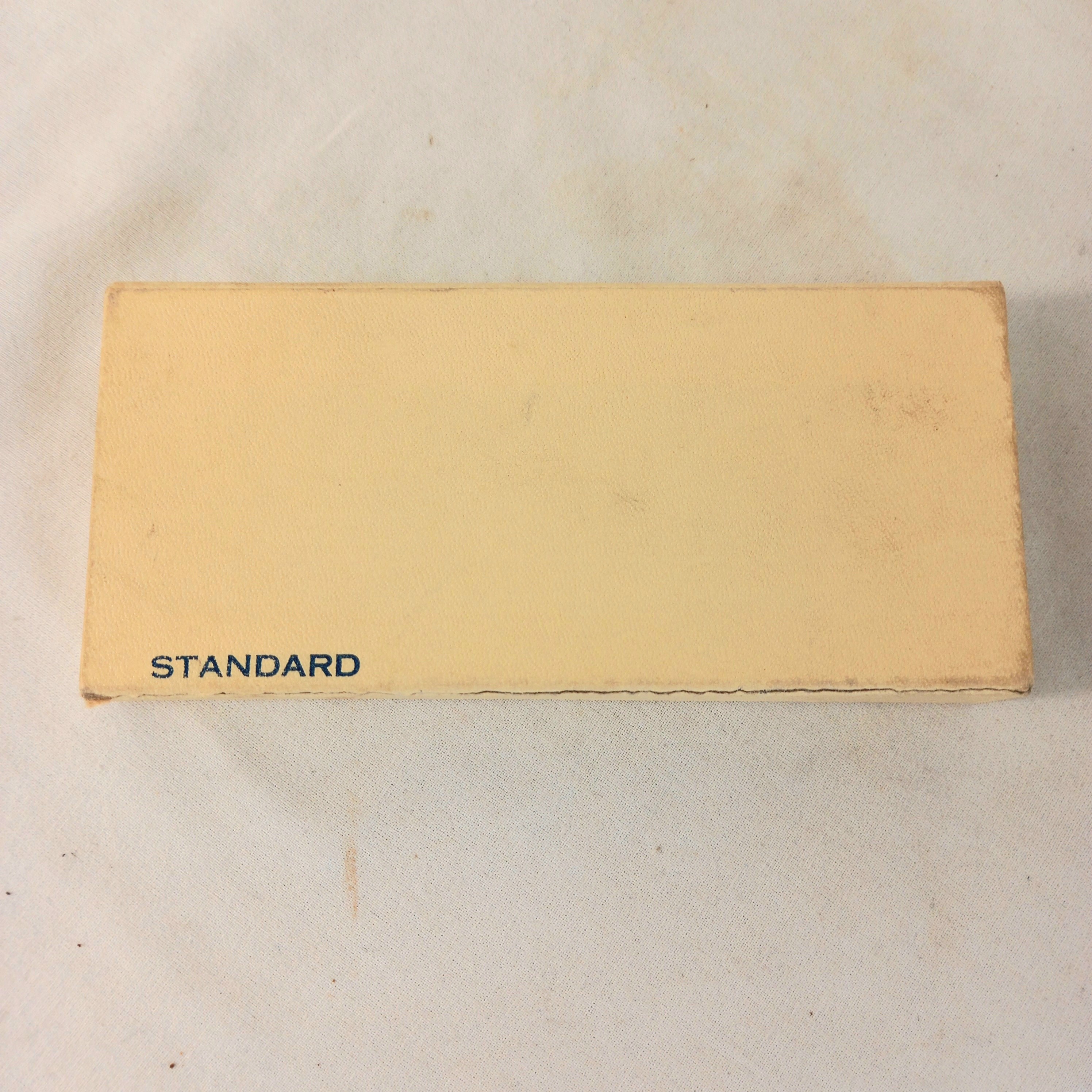 Voir photo 2 de Ancien jeu de société Diamino (en bois), de marque Standard, breveté S.G.D.G. (avant 1968) Ancien jeu de société Diamino (en bois), de marque Standard, breveté S.G.D.G. (avant 1968) État correct reconditionné photo 2
