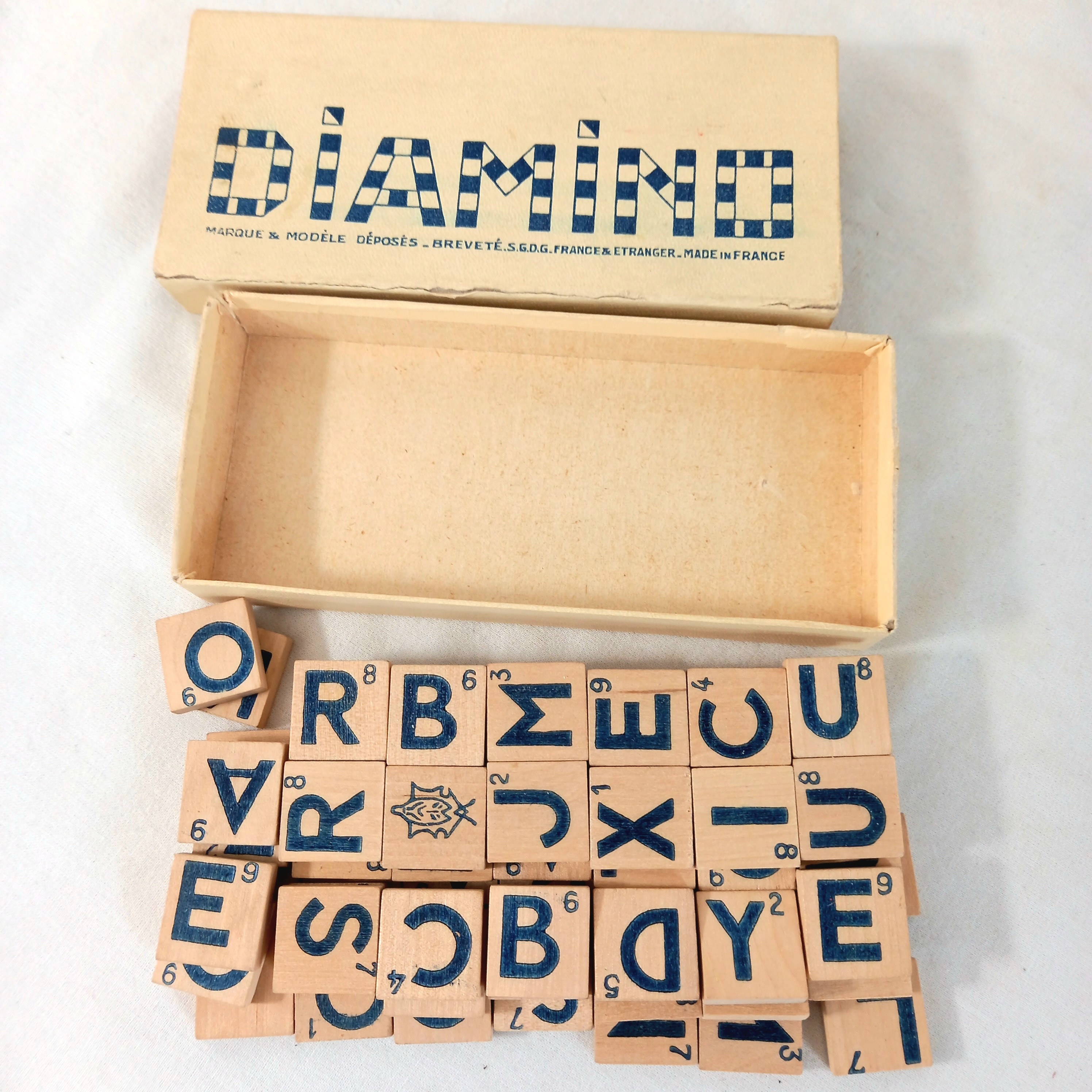 Voir photo 4 de Ancien jeu de société Diamino (en bois), de marque Standard, breveté S.G.D.G. (avant 1968) Ancien jeu de société Diamino (en bois), de marque Standard, breveté S.G.D.G. (avant 1968) État correct reconditionné photo 4