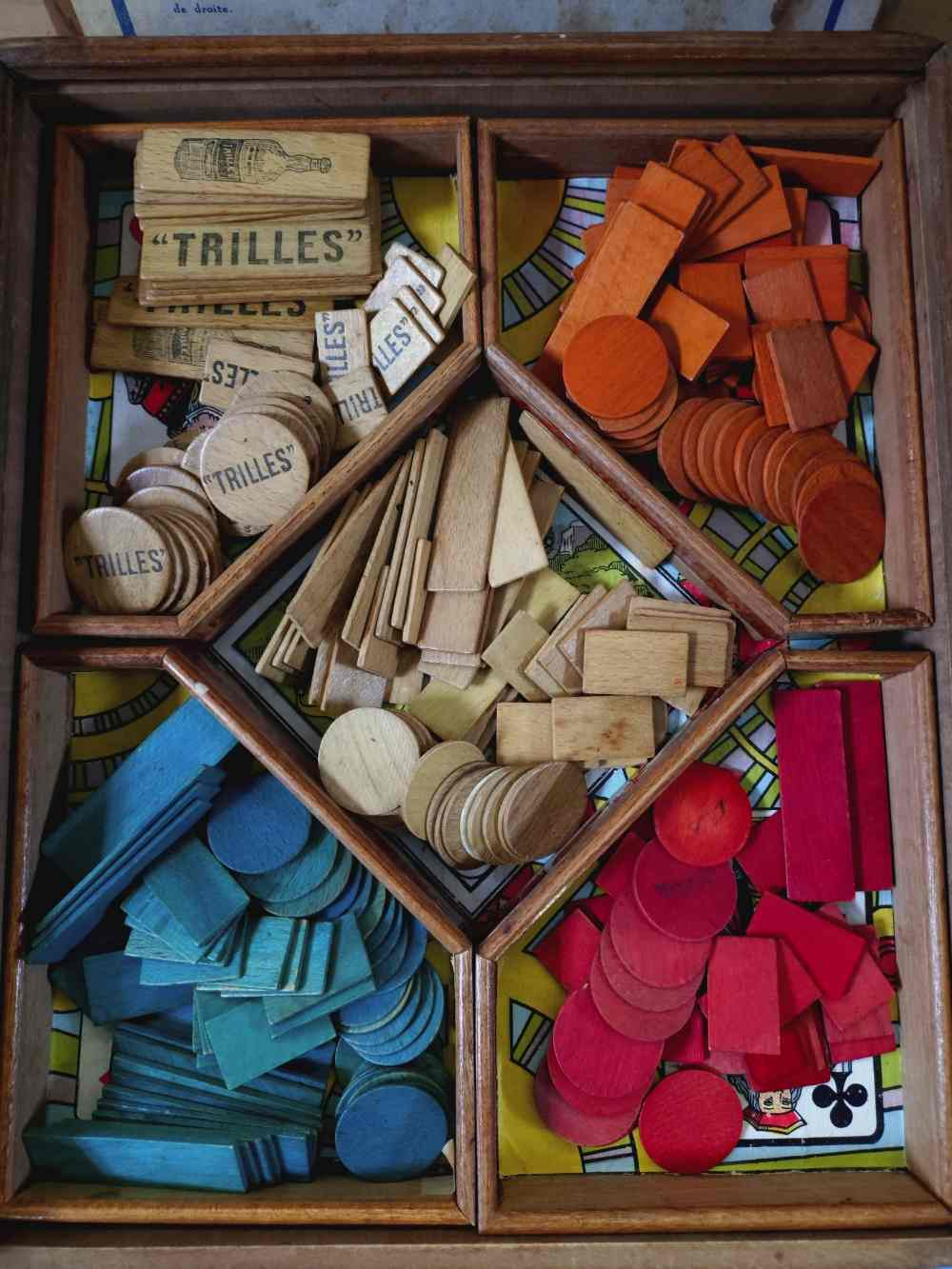 Voir photo 2 de Ancien jeu de sociéte" Le Nain Jaune" en bois. Ancien jeu de sociéte" Le Nain Jaune" en bois. Bon état reconditionné photo 2