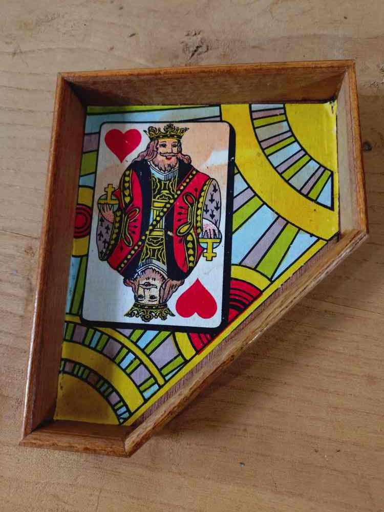 Voir photo 8 de Ancien jeu de sociéte" Le Nain Jaune" en bois. Ancien jeu de sociéte" Le Nain Jaune" en bois. Bon état reconditionné photo 8