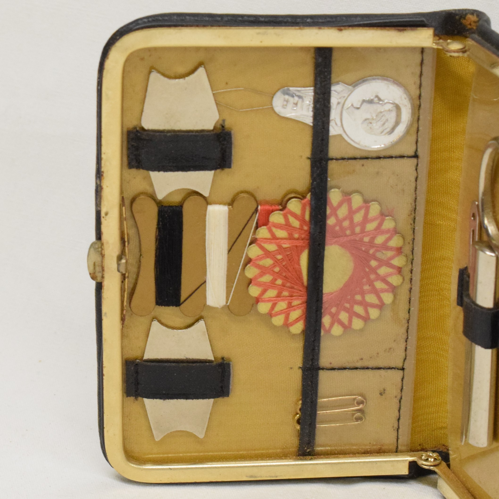 Voir photo 2 de Ancien kit rigide et outils nécessaires à couture Ancien kit rigide et outils nécessaires à couture État correct reconditionné photo 2