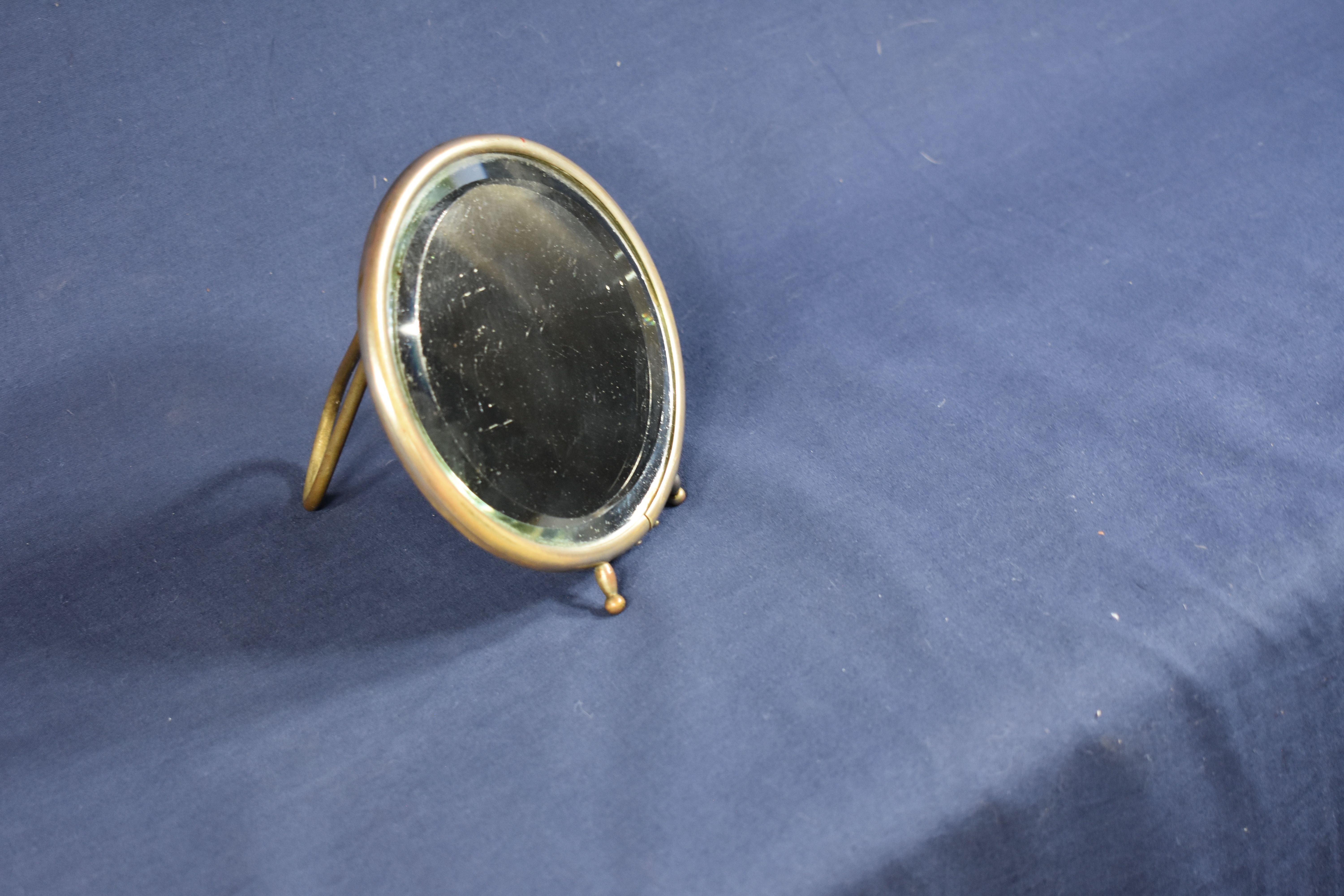 Voir photo 2 de Ancien miroir de poche ( à restaurer ), diamètre 12.5 cm. Ancien miroir de poche ( à restaurer ), diamètre 12.5 cm. État correct reconditionné photo 2