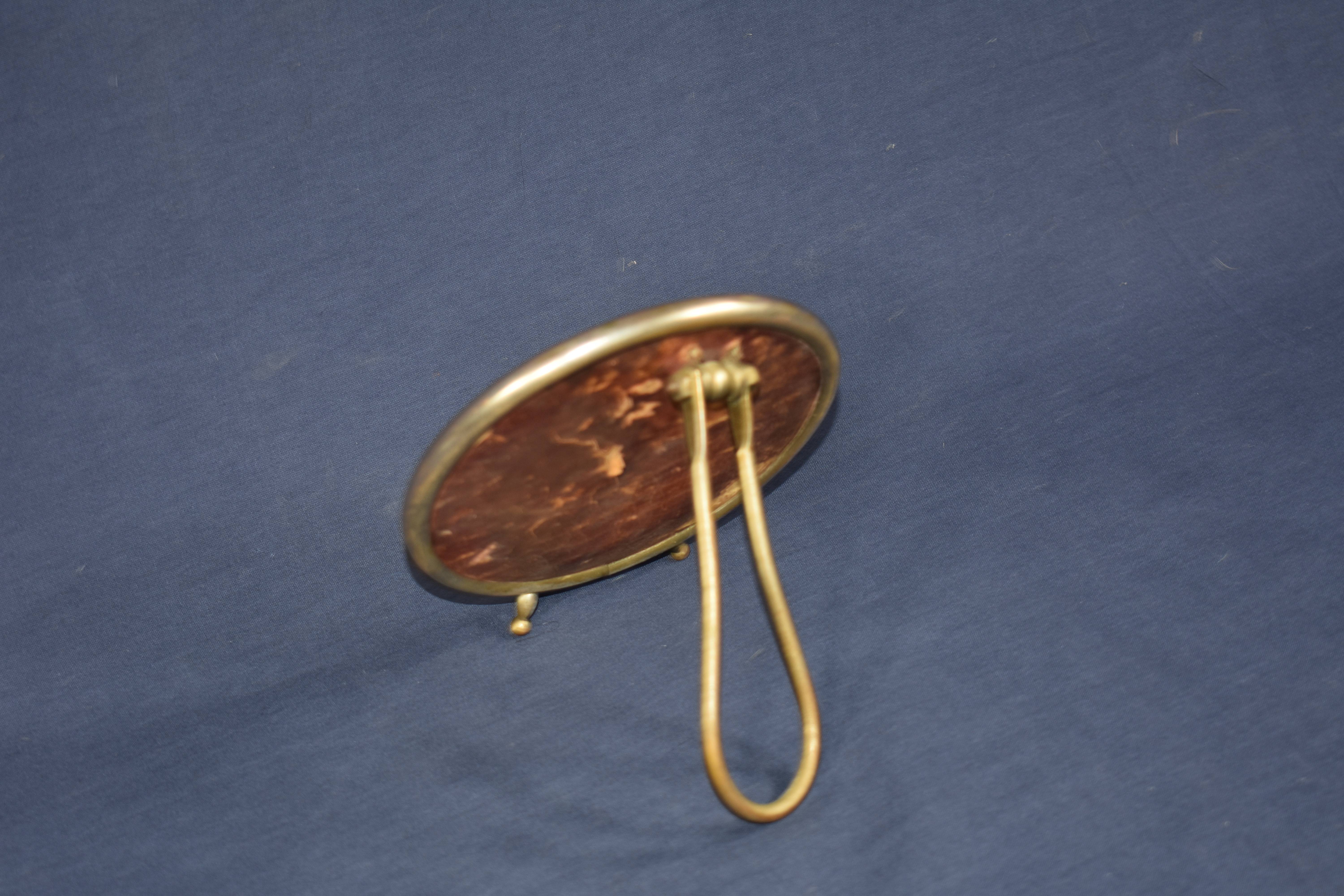 Voir photo 3 de Ancien miroir de poche ( à restaurer ), diamètre 12.5 cm. Ancien miroir de poche ( à restaurer ), diamètre 12.5 cm. État correct reconditionné photo 3