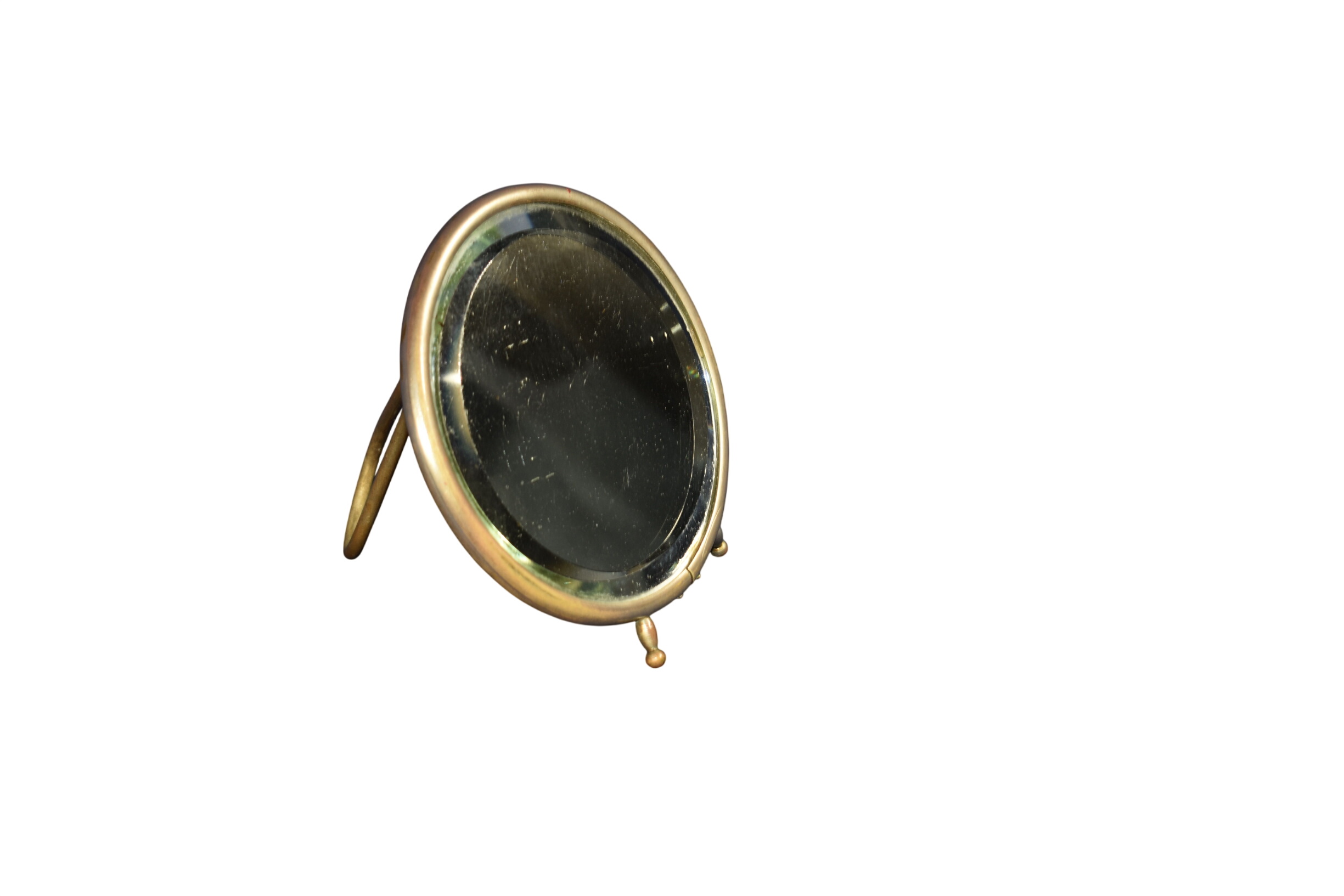 Acheter Ancien miroir de poche ( à restaurer ), diamètre 12.5 cm. État correct - 11,00 € Ancien miroir de poche ( à restaurer ), diamètre 12.5 cm. État correct reconditionné disponible sur Label Emmaüs