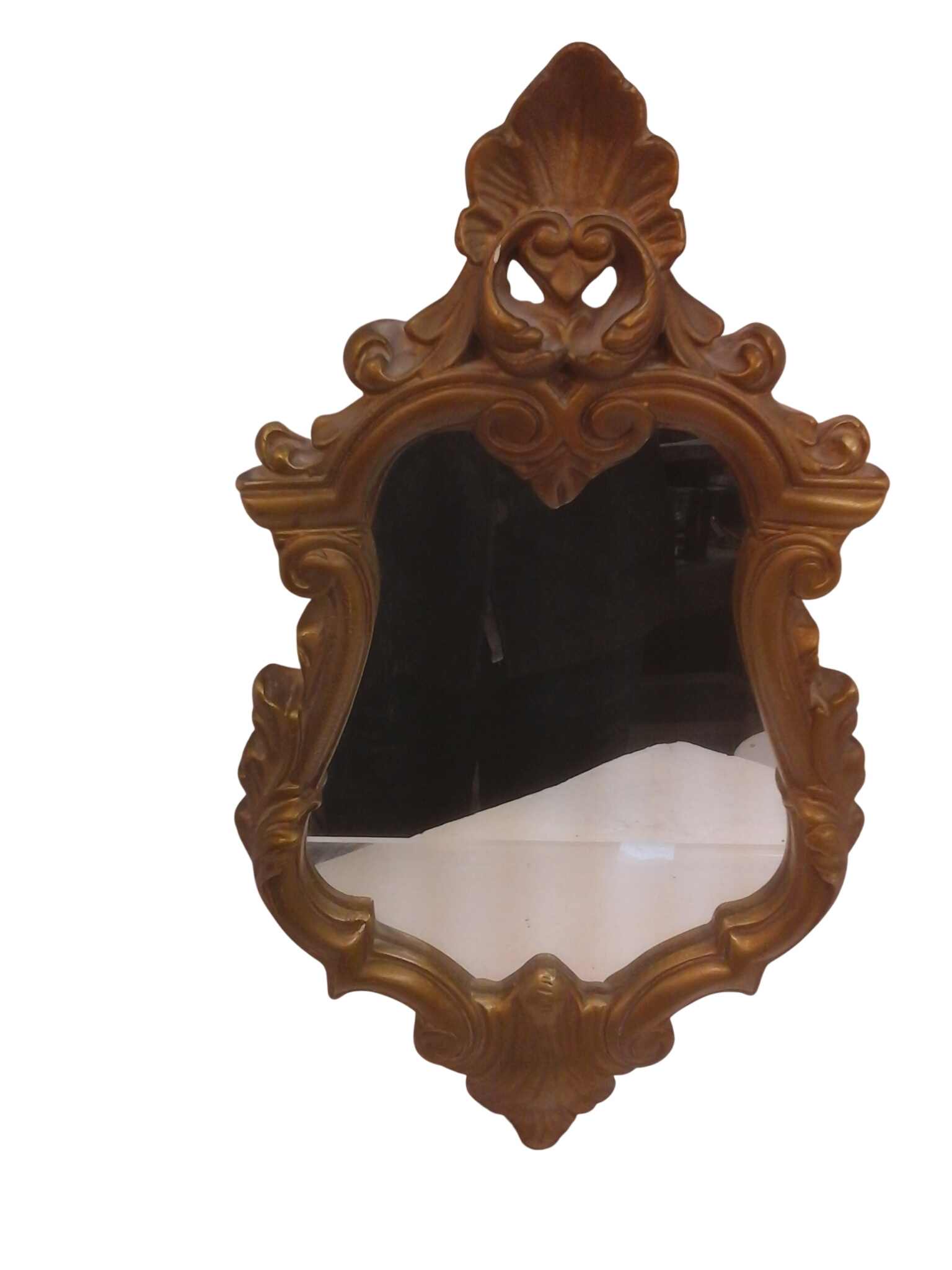 Ancien miroir mural couleur dorée,cadre sculpté Très bon état - 17,50 € Ancien miroir mural couleur dorée,cadre sculpté Très bon état reconditionné disponible sur Label Emmaüs