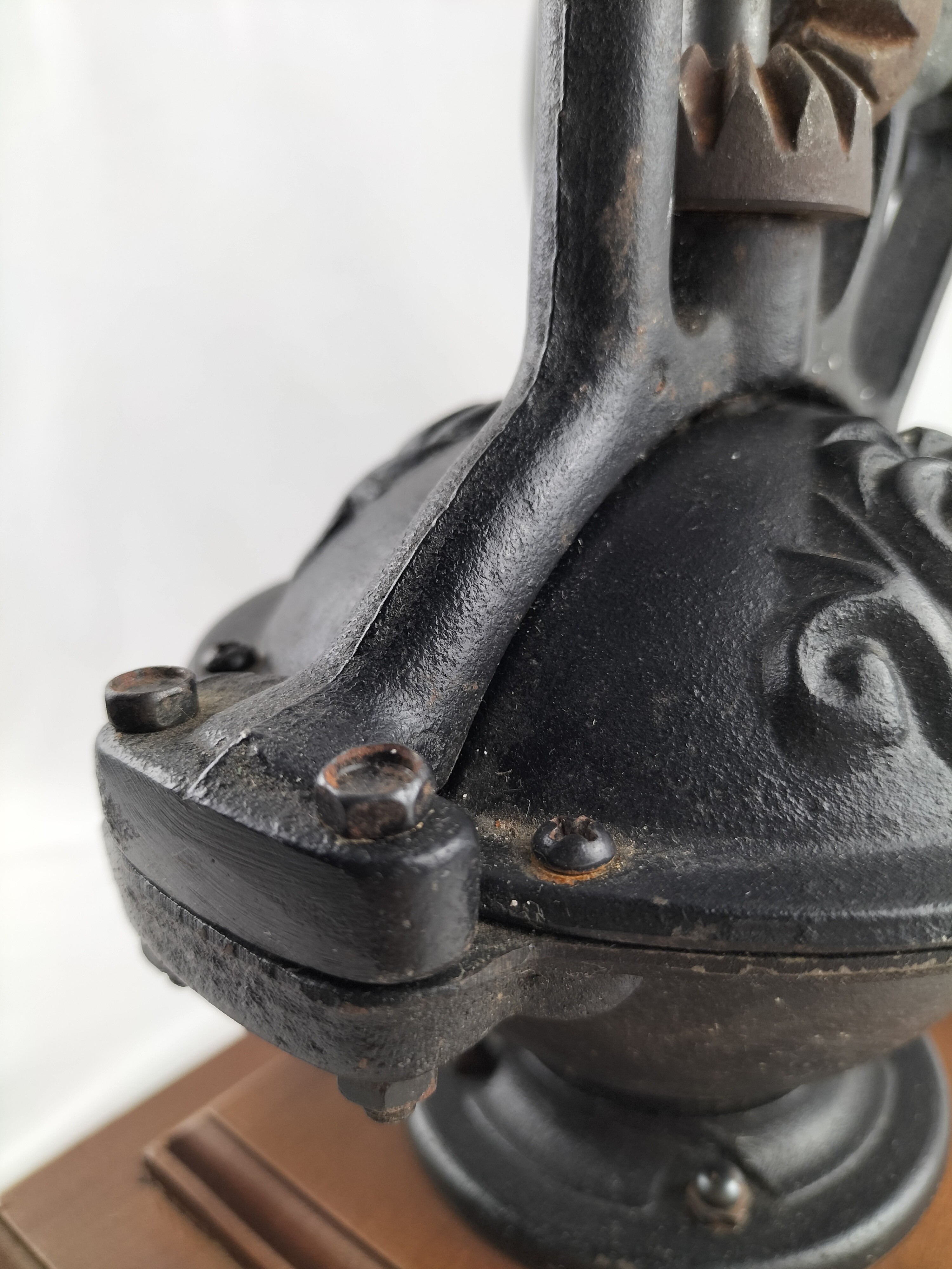 Voir photo 10 de ☕✨ Ancien Moulin à Café Manuel en Fonte & Bois – Style Vintage / Rétro – Grande Taille ✨☕ ☕✨ Ancien Moulin à Café Manuel en Fonte & Bois – Style Vintage / Rétro – Grande Taille ✨☕ Bon état reconditionné photo 10