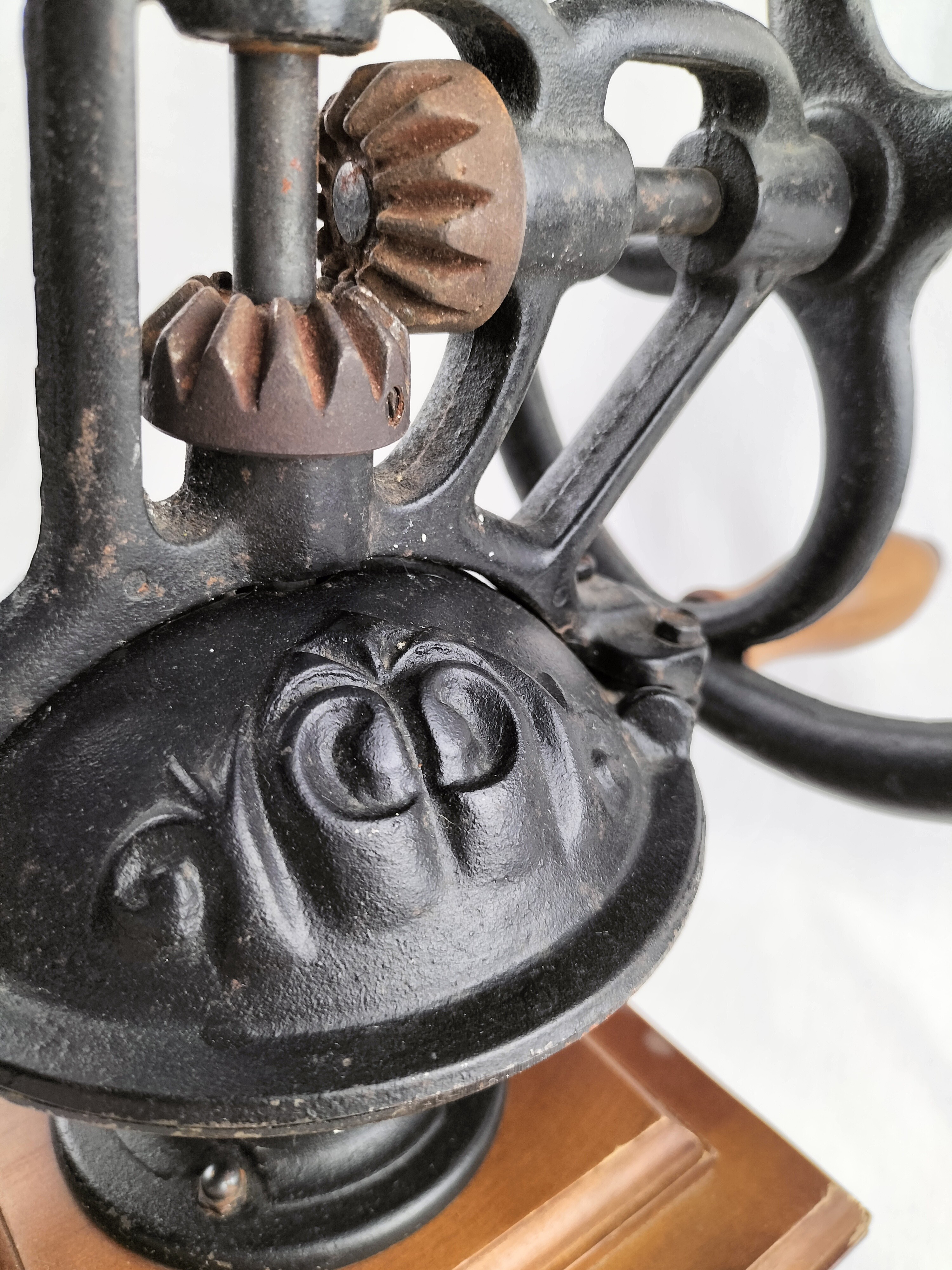 Voir photo 12 de ☕✨ Ancien Moulin à Café Manuel en Fonte & Bois – Style Vintage / Rétro – Grande Taille ✨☕ ☕✨ Ancien Moulin à Café Manuel en Fonte & Bois – Style Vintage / Rétro – Grande Taille ✨☕ Bon état reconditionné photo 12