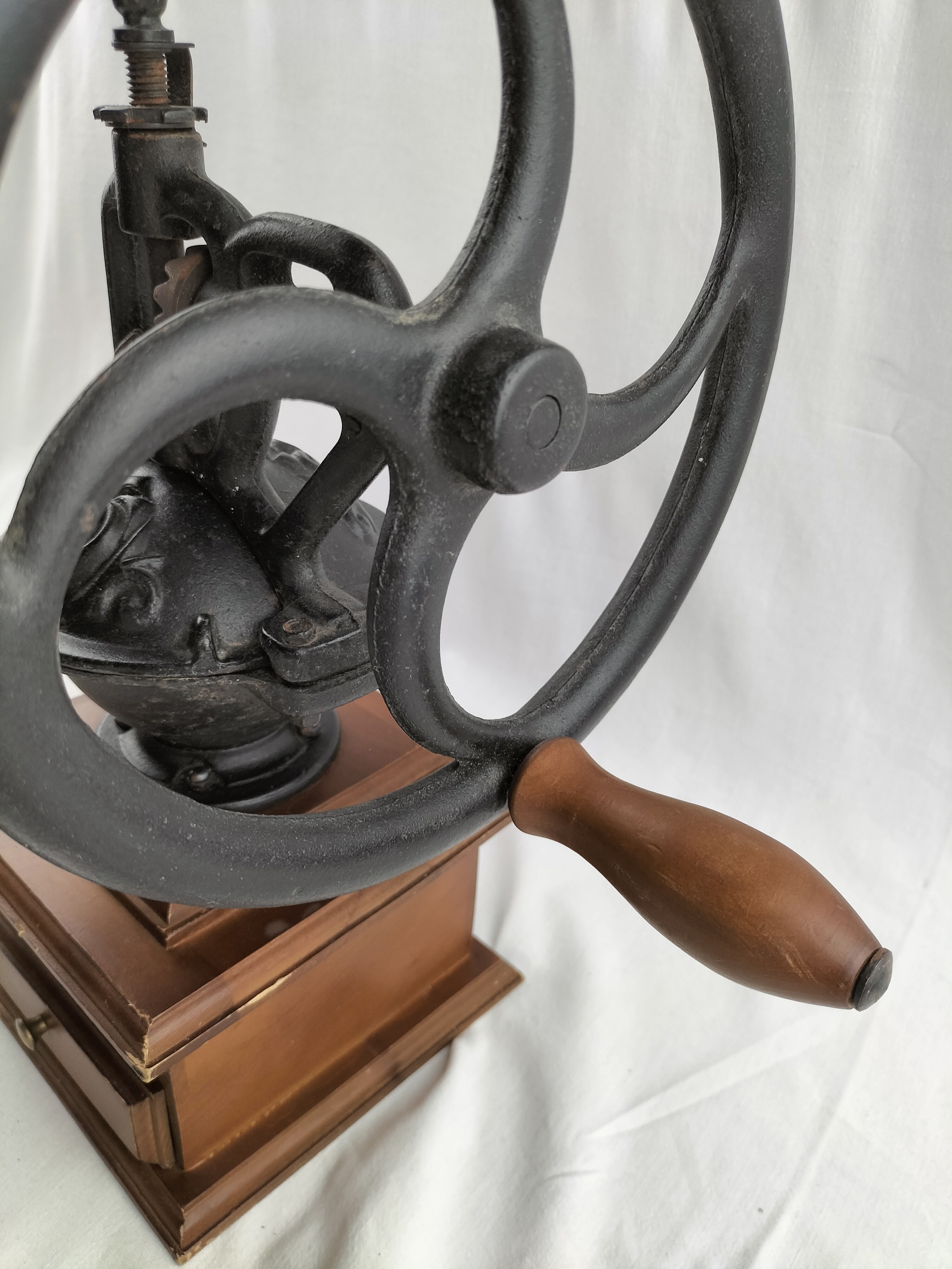 Voir photo 15 de ☕✨ Ancien Moulin à Café Manuel en Fonte & Bois – Style Vintage / Rétro – Grande Taille ✨☕ ☕✨ Ancien Moulin à Café Manuel en Fonte & Bois – Style Vintage / Rétro – Grande Taille ✨☕ Bon état reconditionné photo 15