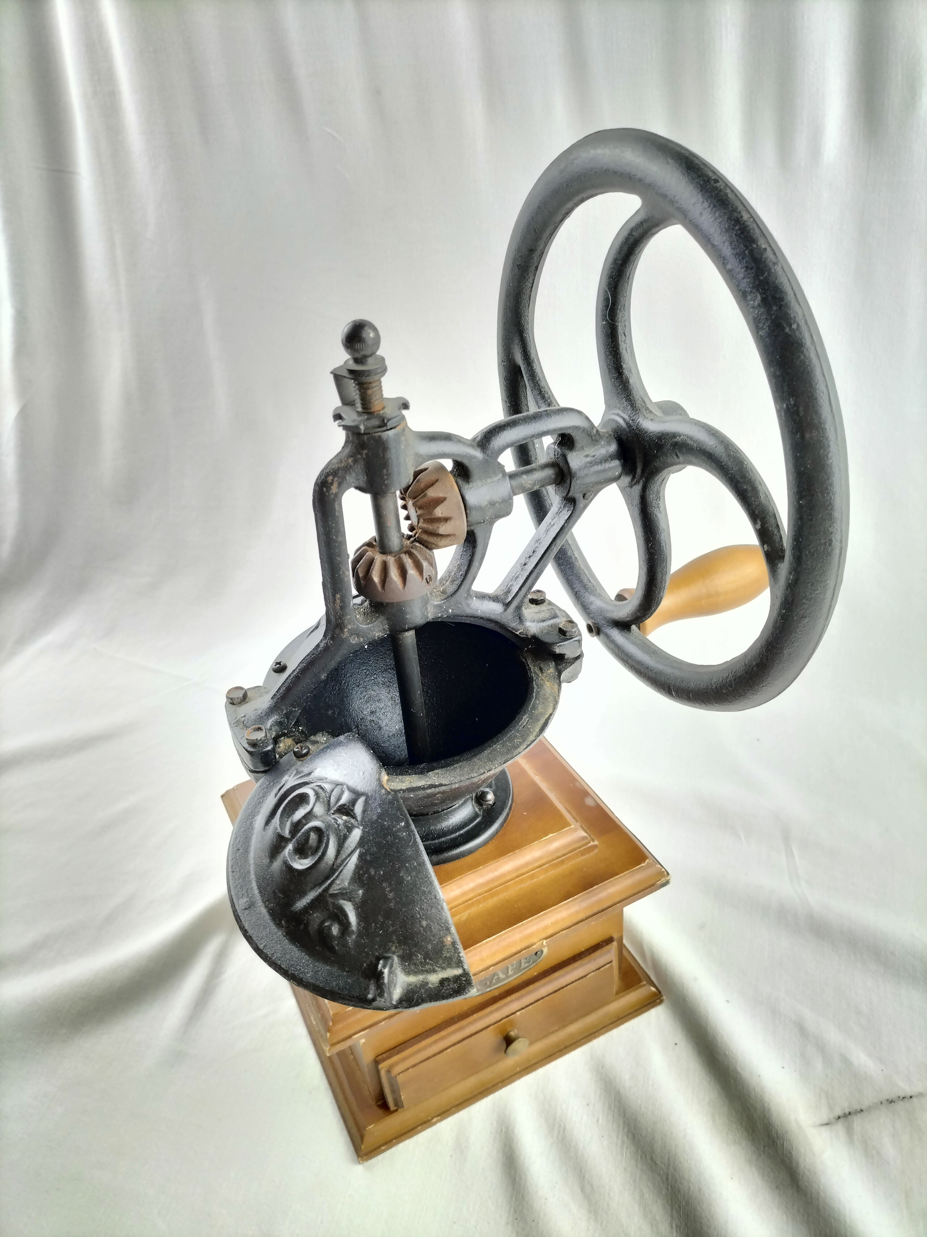 Voir photo 16 de ☕✨ Ancien Moulin à Café Manuel en Fonte & Bois – Style Vintage / Rétro – Grande Taille ✨☕ ☕✨ Ancien Moulin à Café Manuel en Fonte & Bois – Style Vintage / Rétro – Grande Taille ✨☕ Bon état reconditionné photo 16