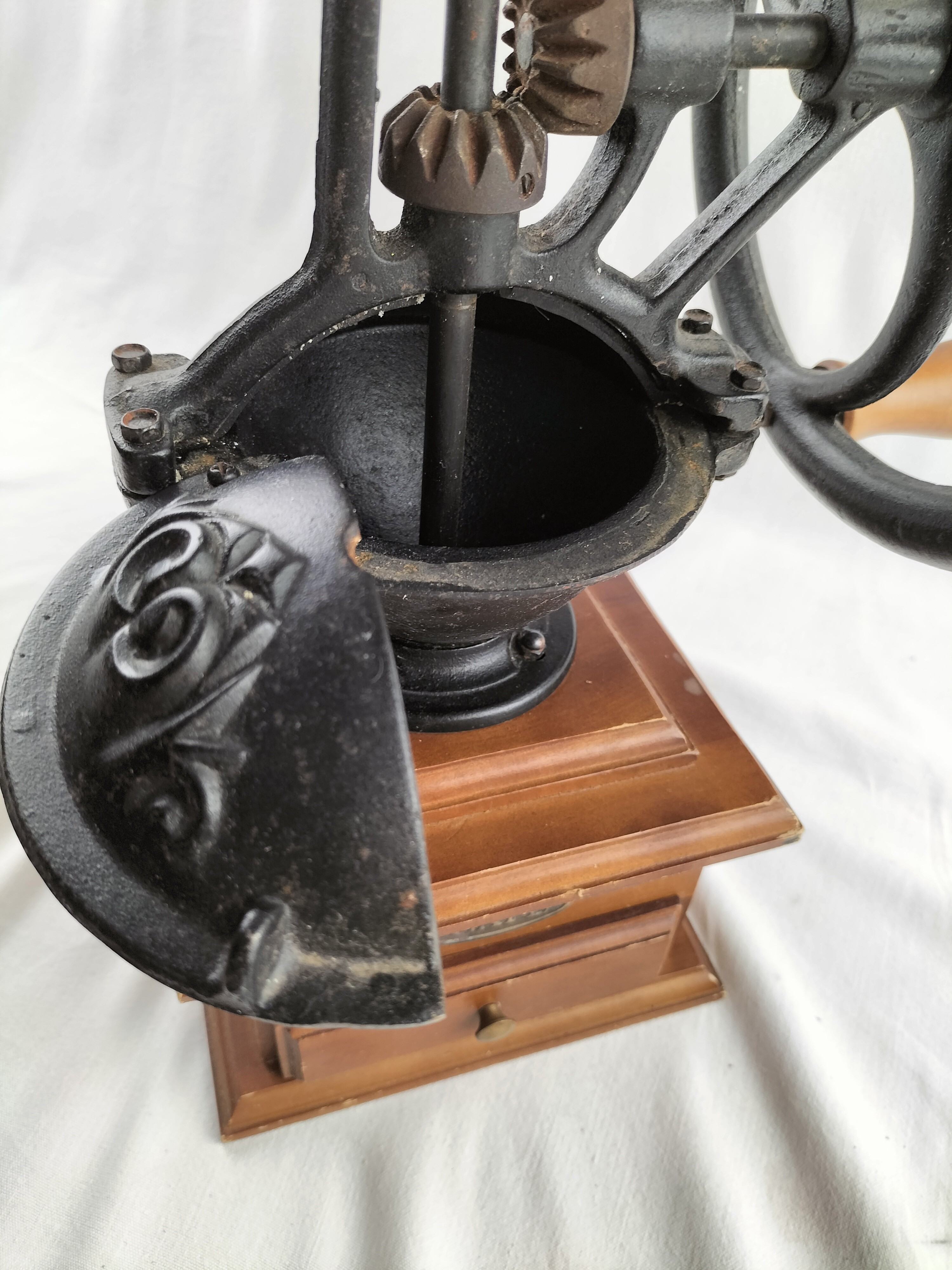Voir photo 17 de ☕✨ Ancien Moulin à Café Manuel en Fonte & Bois – Style Vintage / Rétro – Grande Taille ✨☕ ☕✨ Ancien Moulin à Café Manuel en Fonte & Bois – Style Vintage / Rétro – Grande Taille ✨☕ Bon état reconditionné photo 17